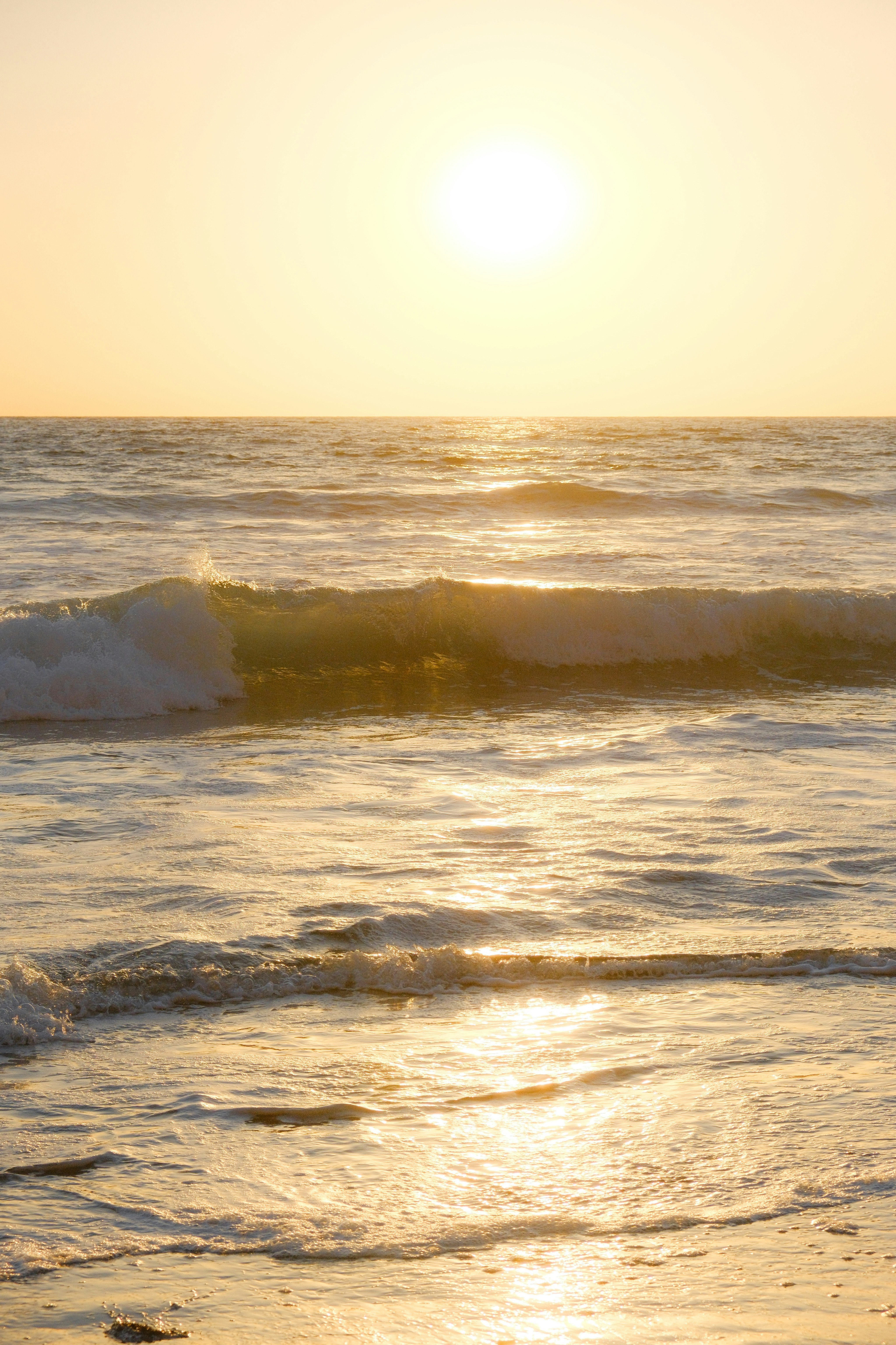 Goldener Sonnenuntergang über den Wellen des Meeres.