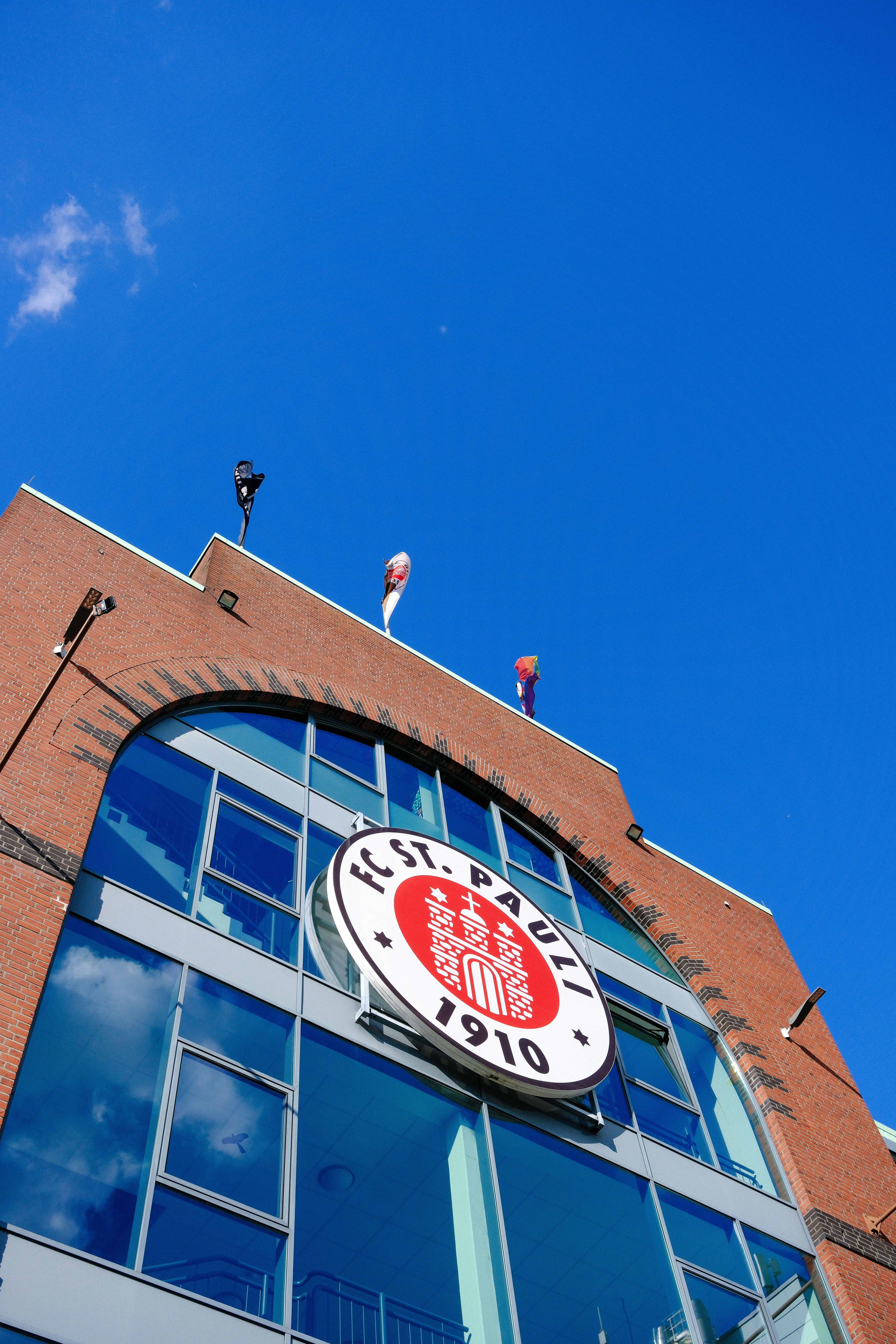 Extérieur du bâtiment du stade Fc St. Pauli avec logo