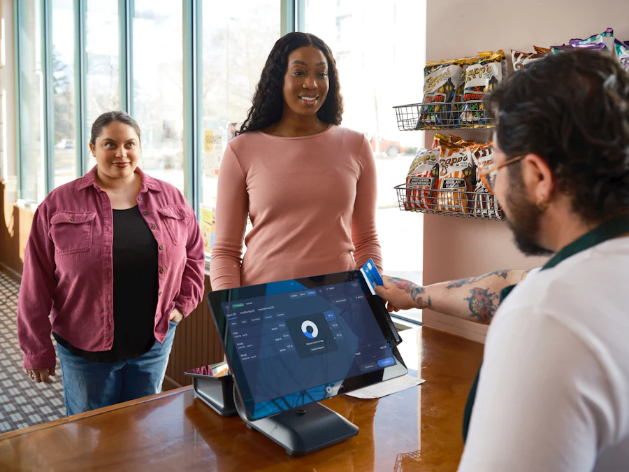 Cliente pagando en un sistema de punto de venta