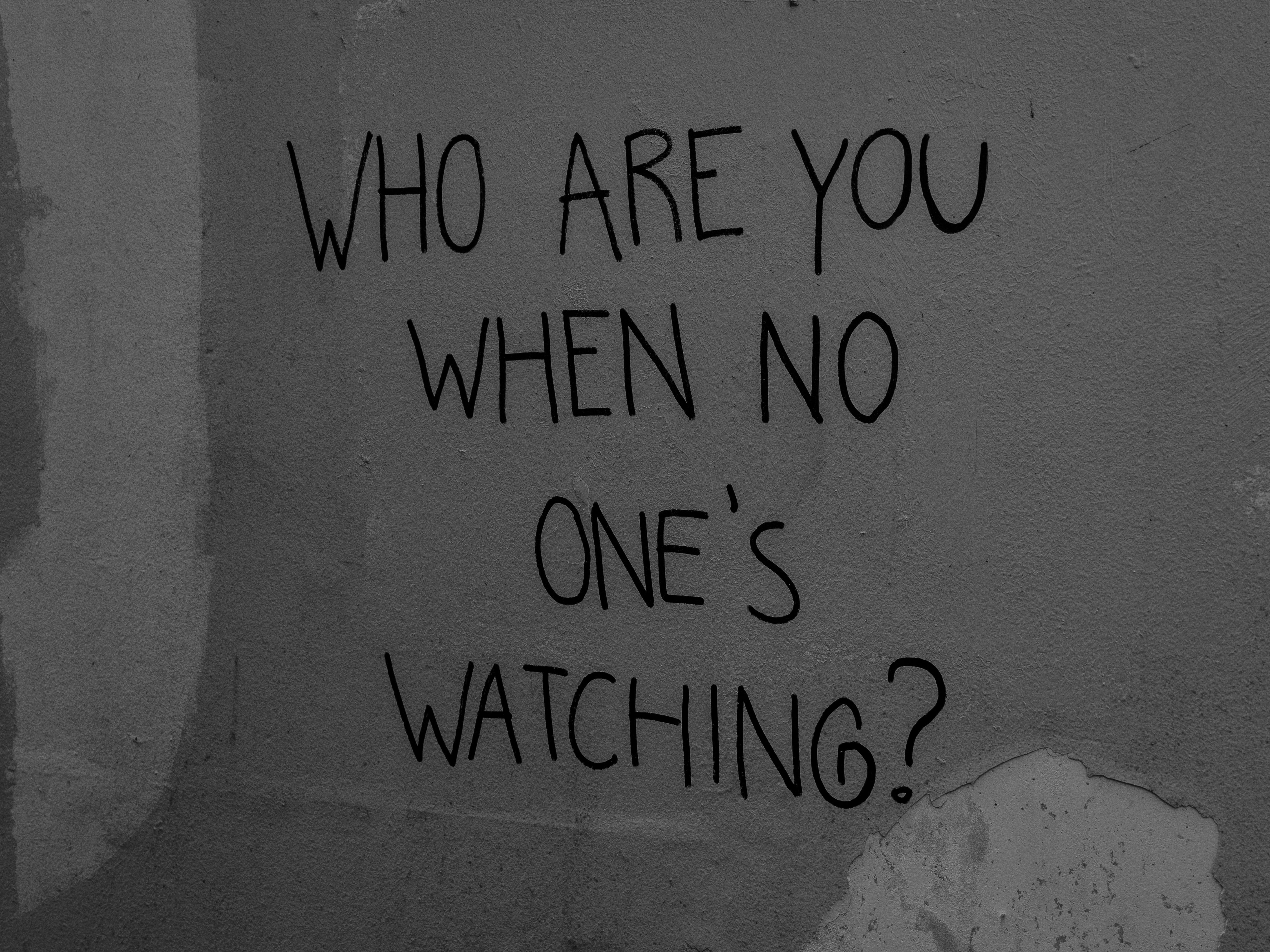 Graffiti pregunta quién eres cuando nadie te mira.
