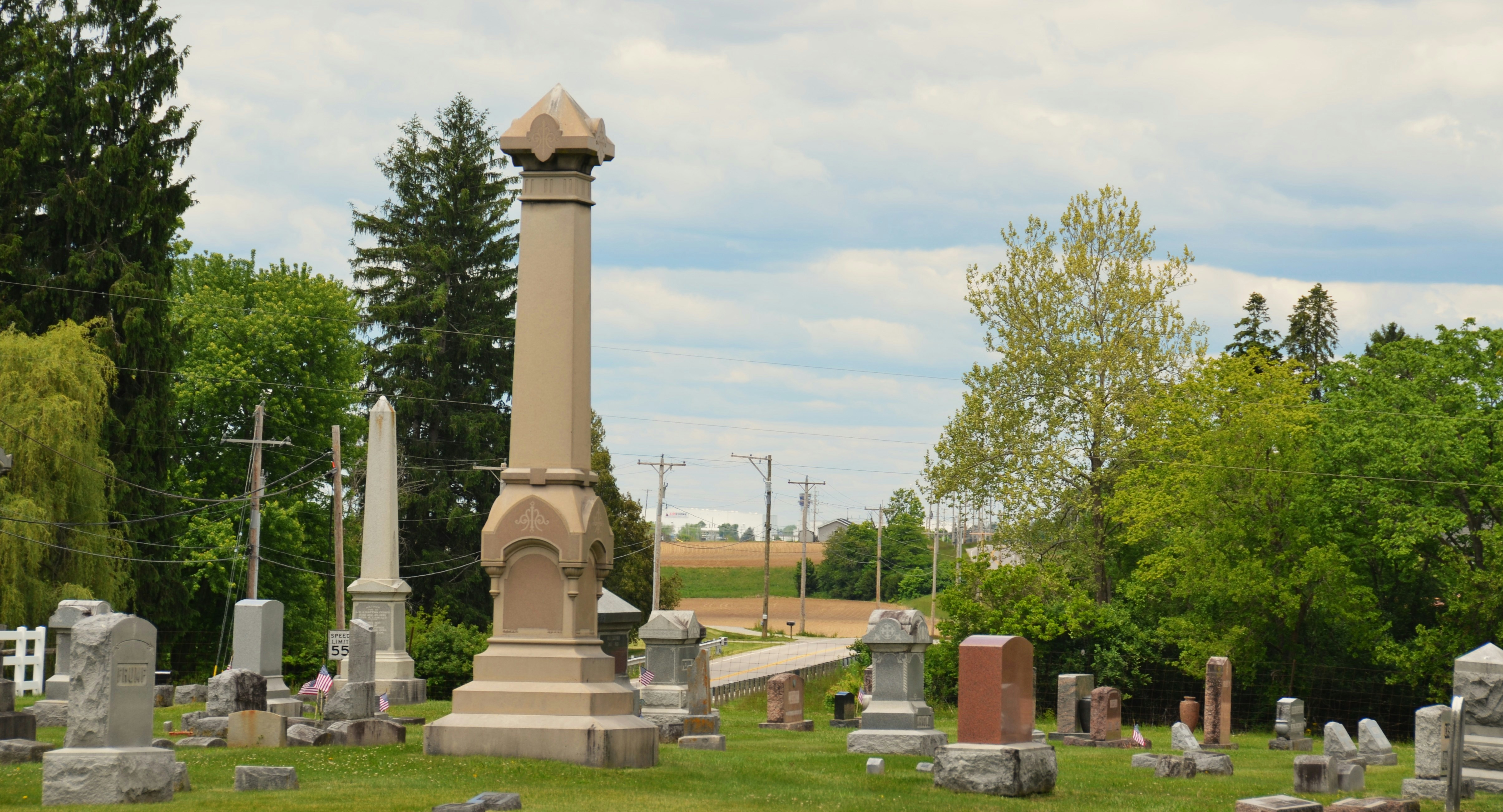 Un cimitero sereno con lapidi e alberi