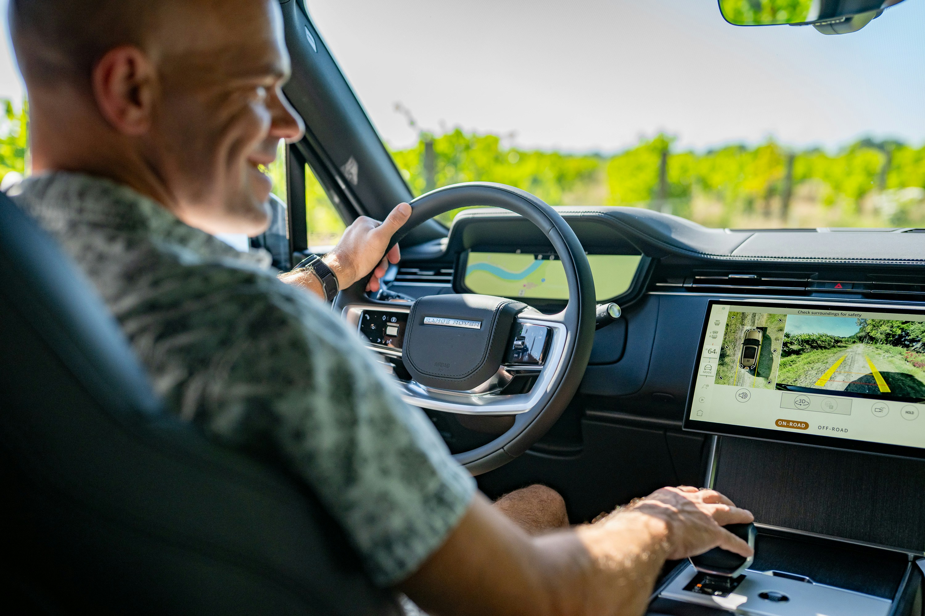 Homem dirigindo um carro moderno por uma vinícola