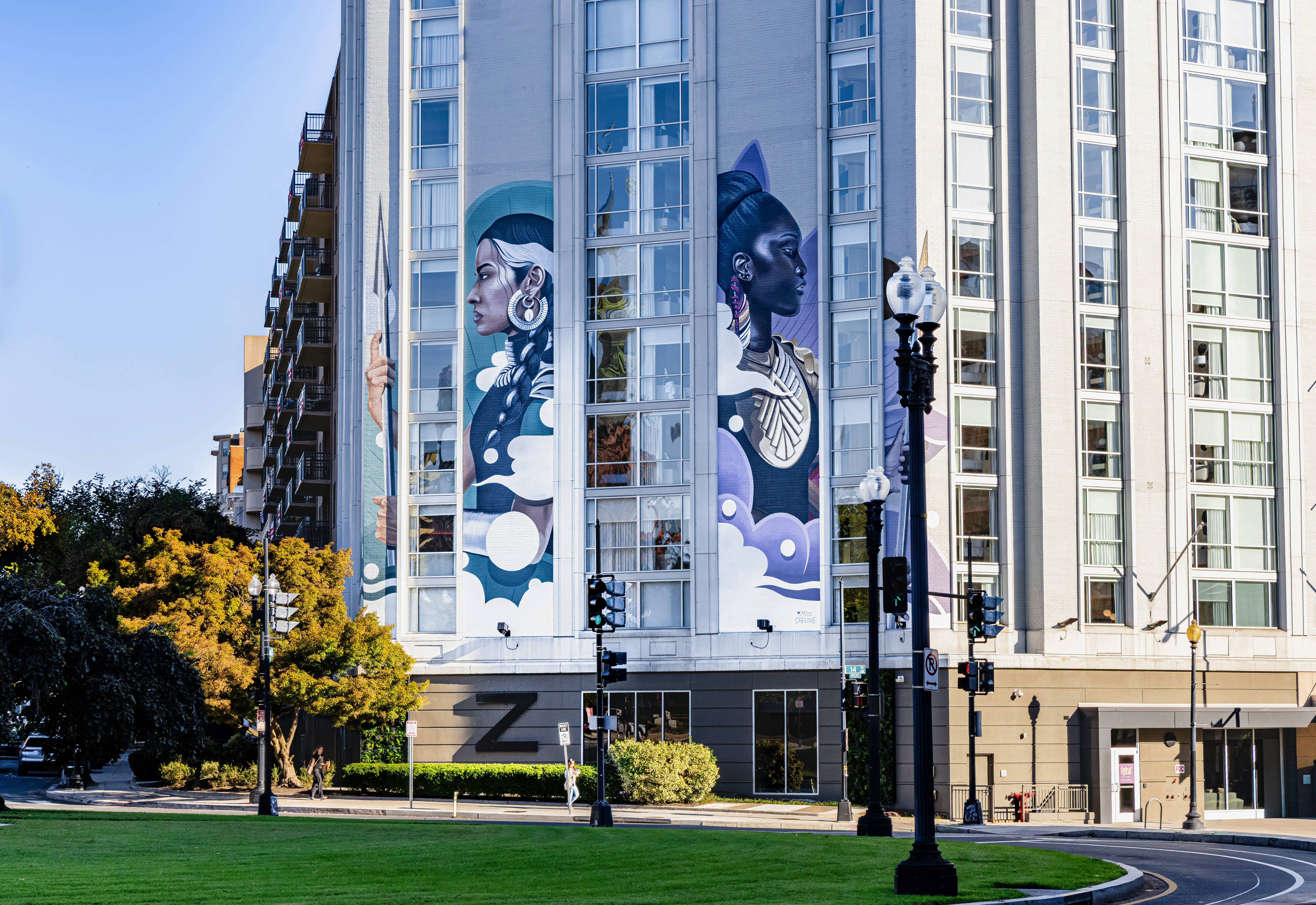 Edificio moderno con grandes murales artísticos en la fachada.