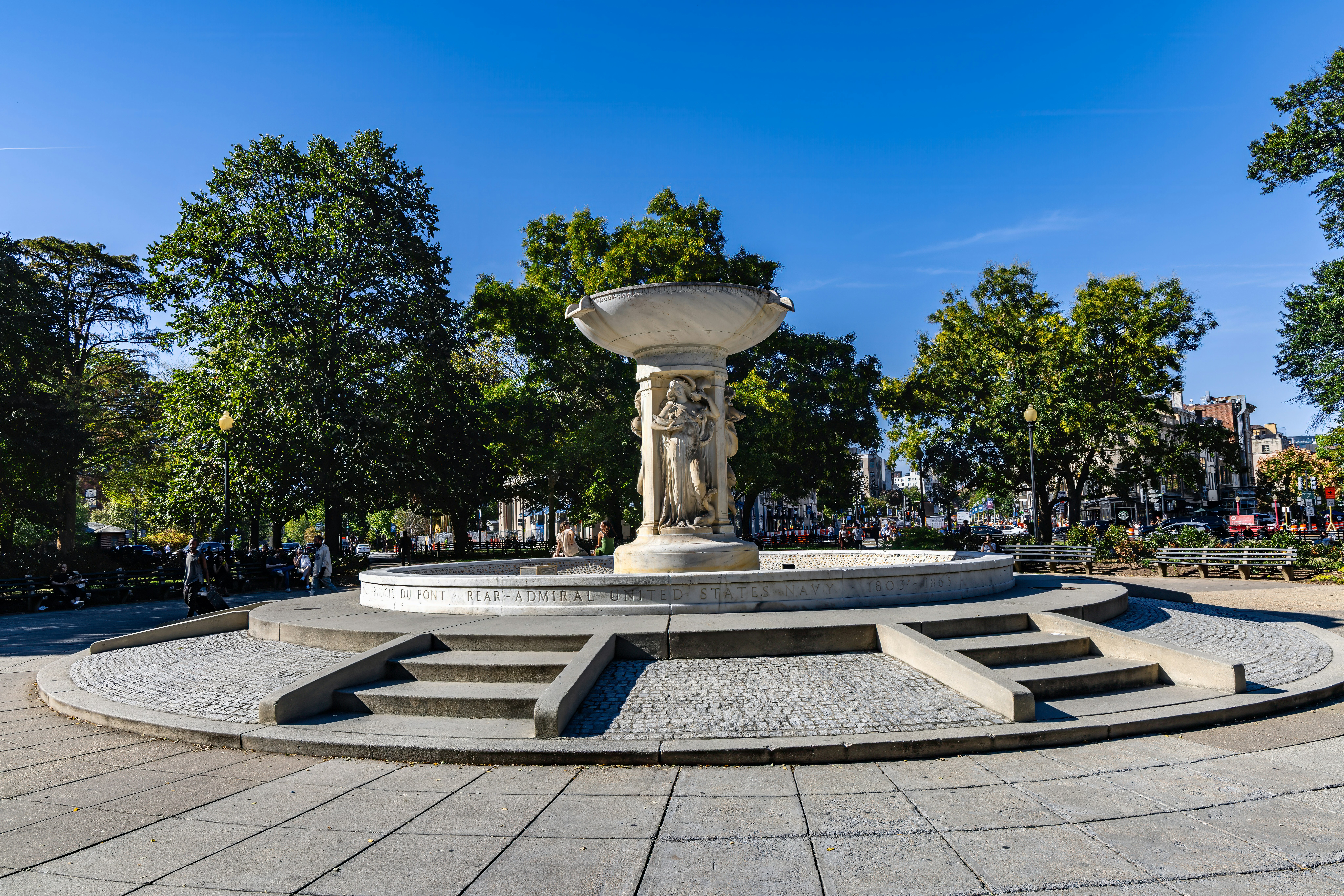 Una gran fuente ornamentada en un entorno de parque