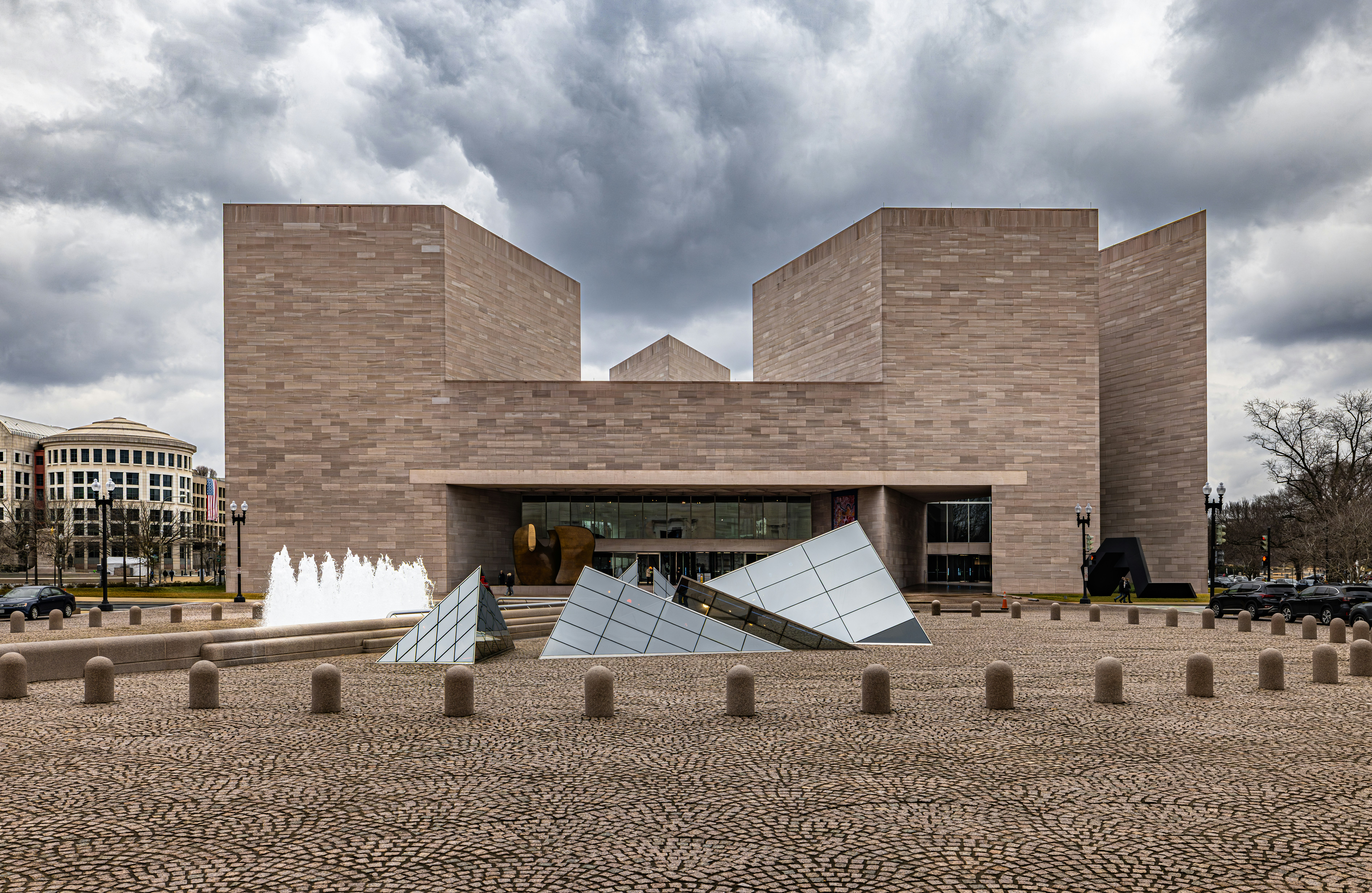 Edificio moderno con esculturas geométricas y fuente