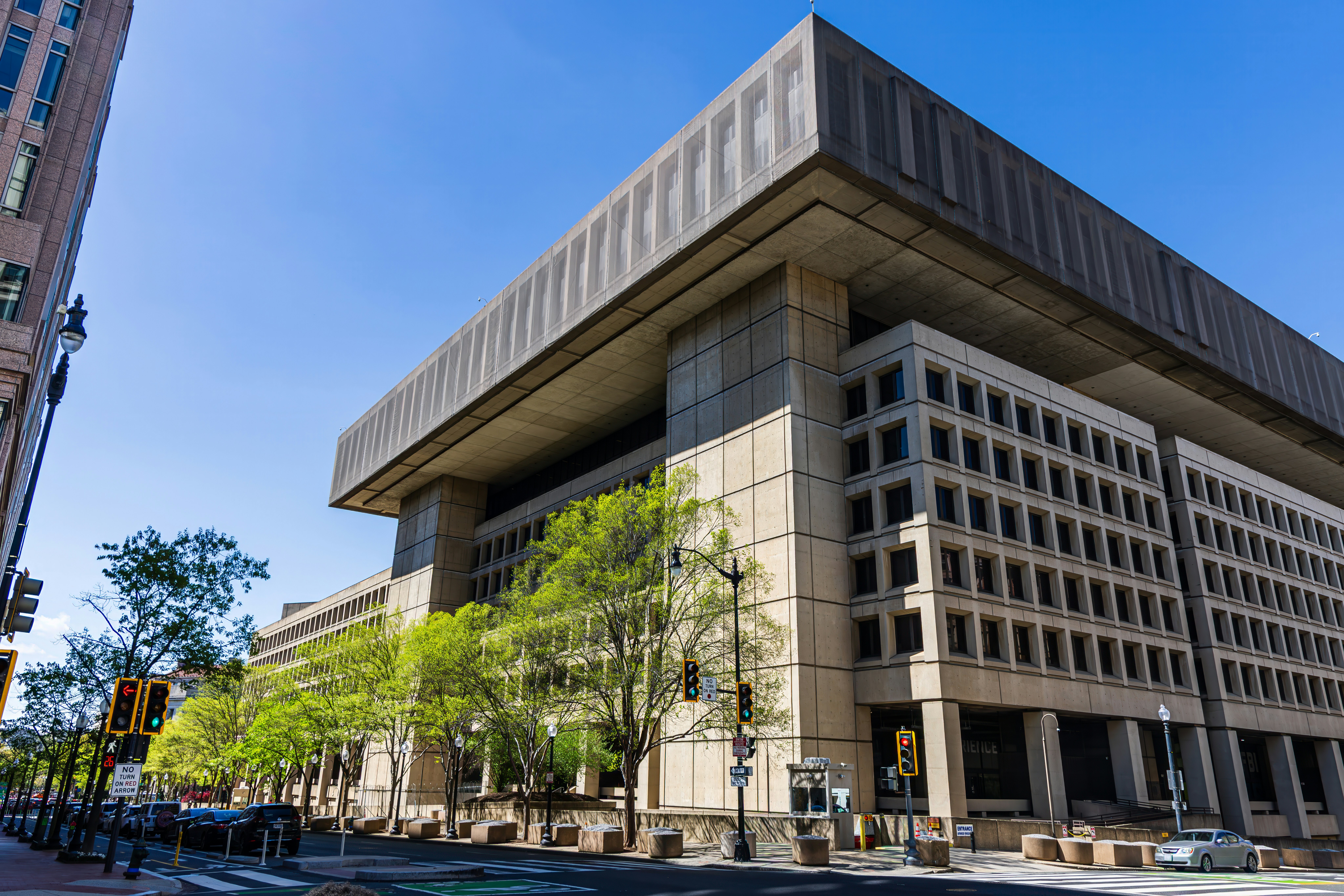 Edificio brutalista con árboles en un día soleado