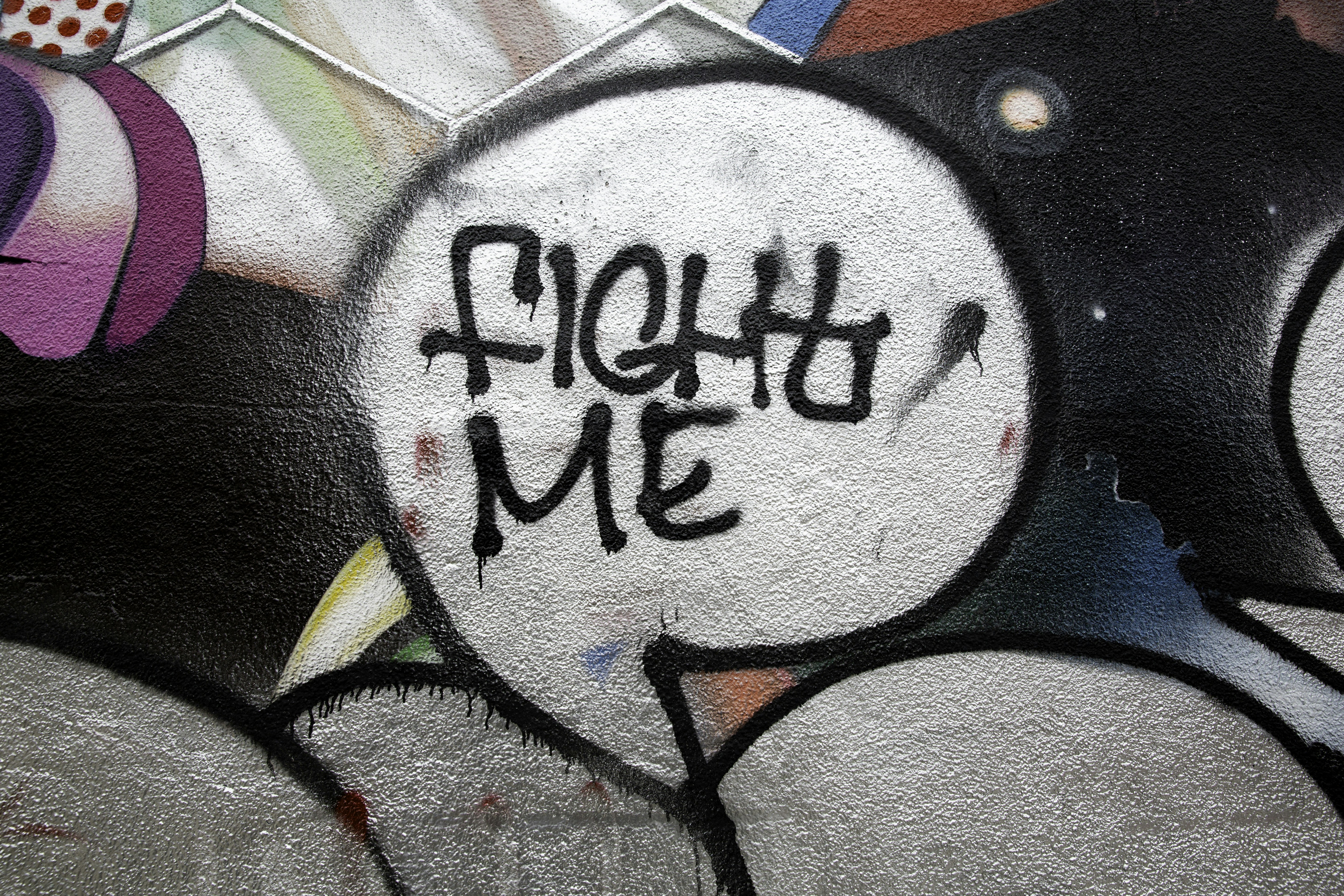 吹き出しの中に「fight me」という文字が書かれた落書き。
