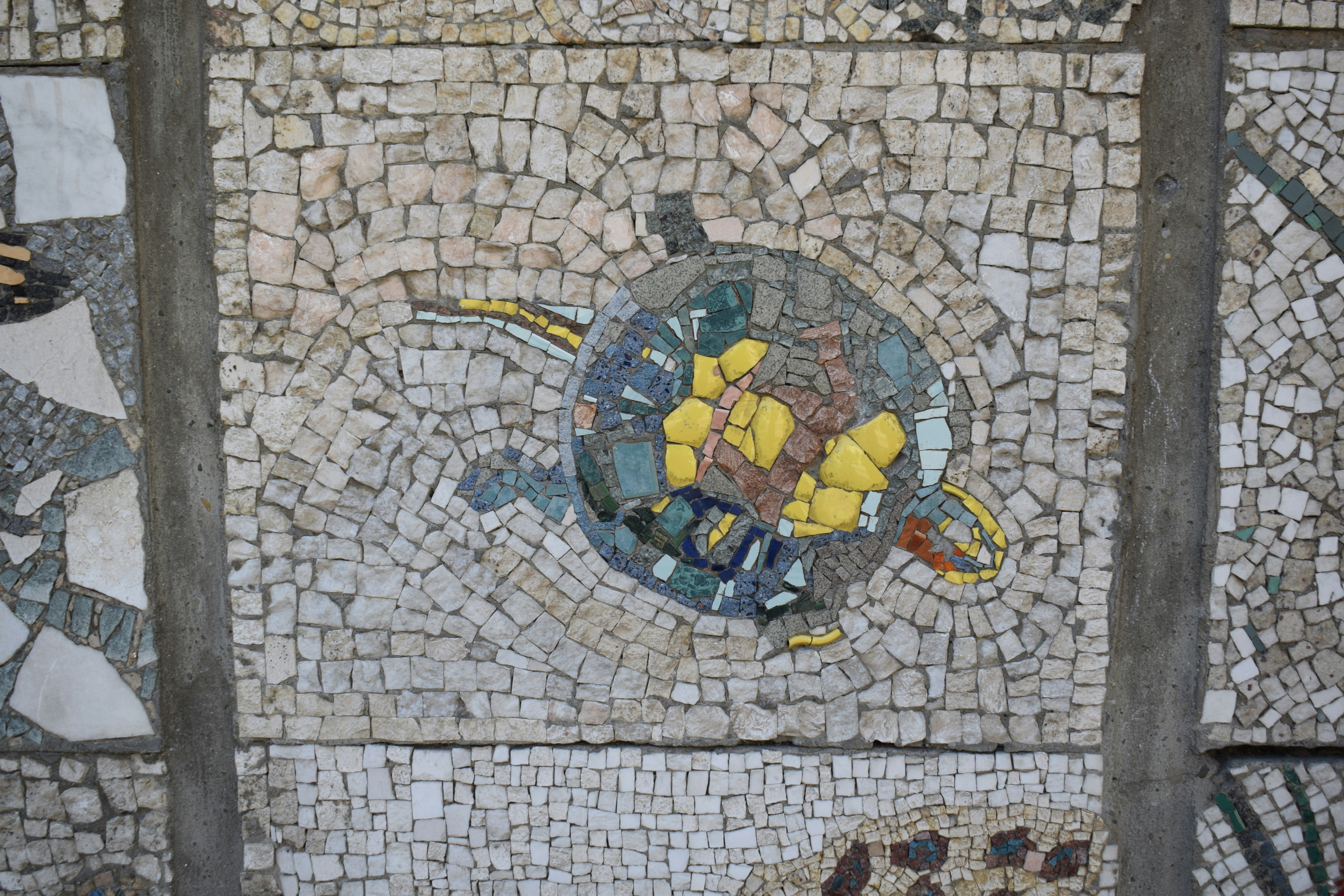 Mosaïque de tortue sur un mur texturé