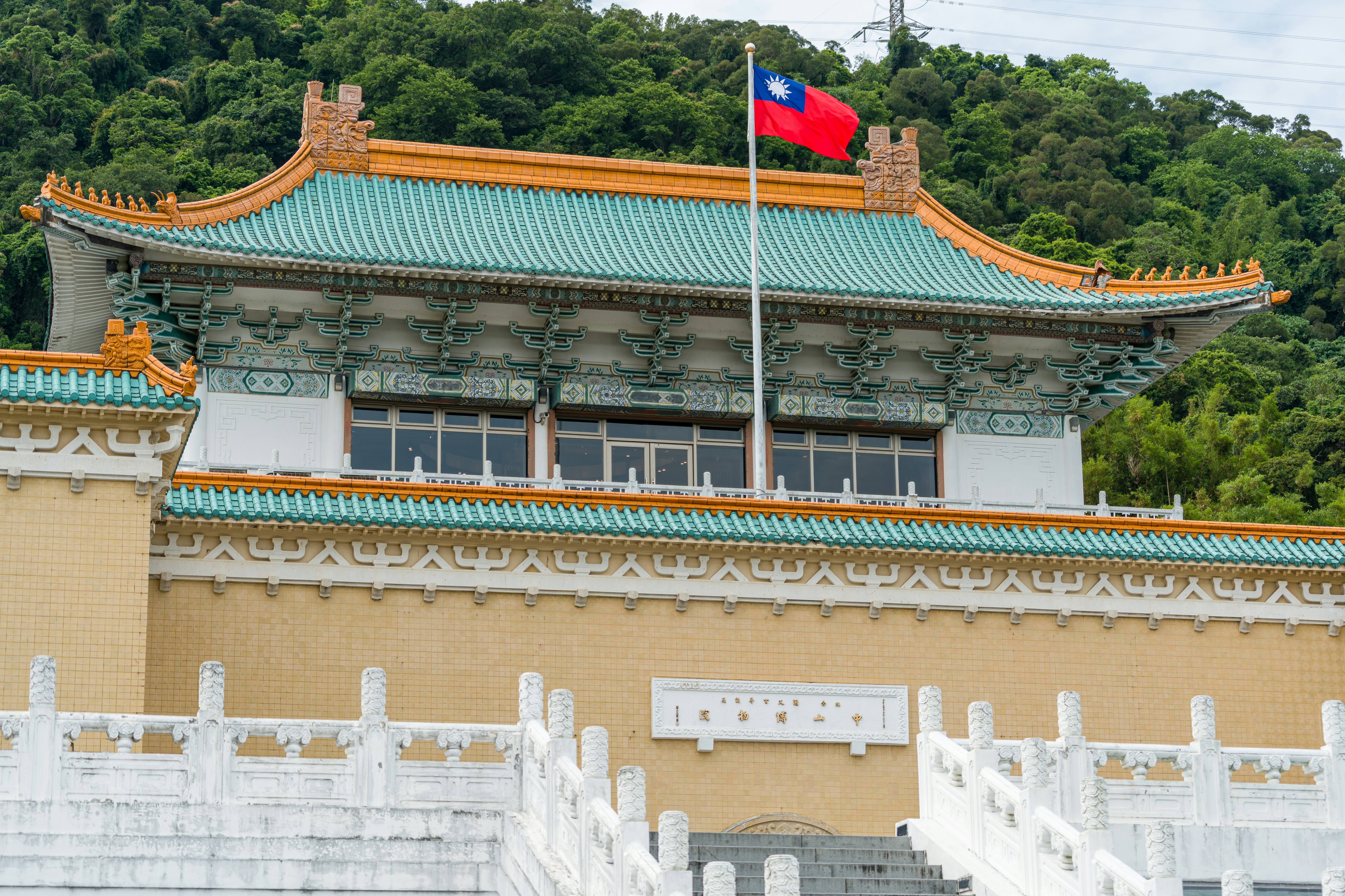 Traditioneller chinesischer Palast mit wehender Fahne