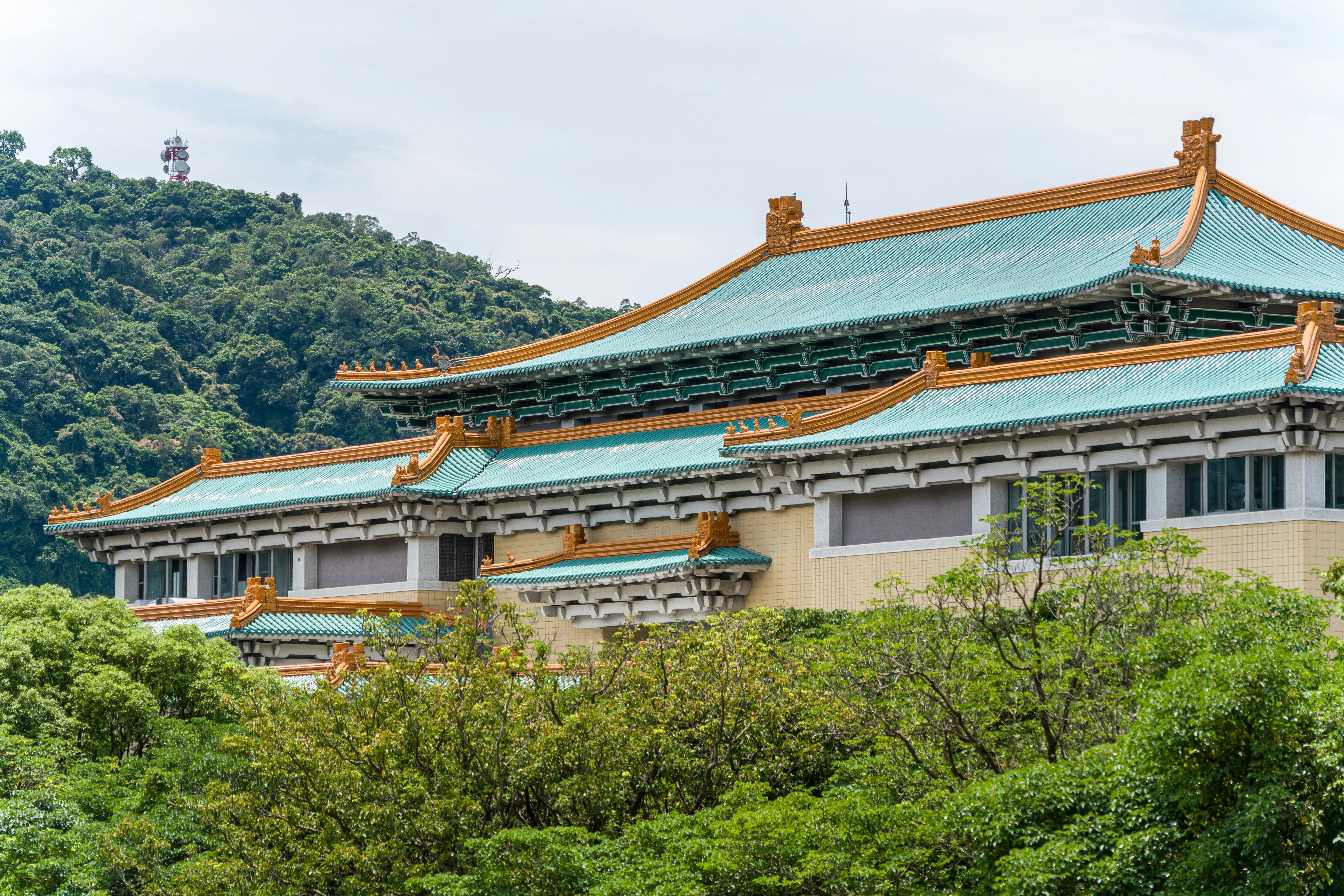 Traditionelles chinesisches Palastgebäude mit grünem Ziegeldach