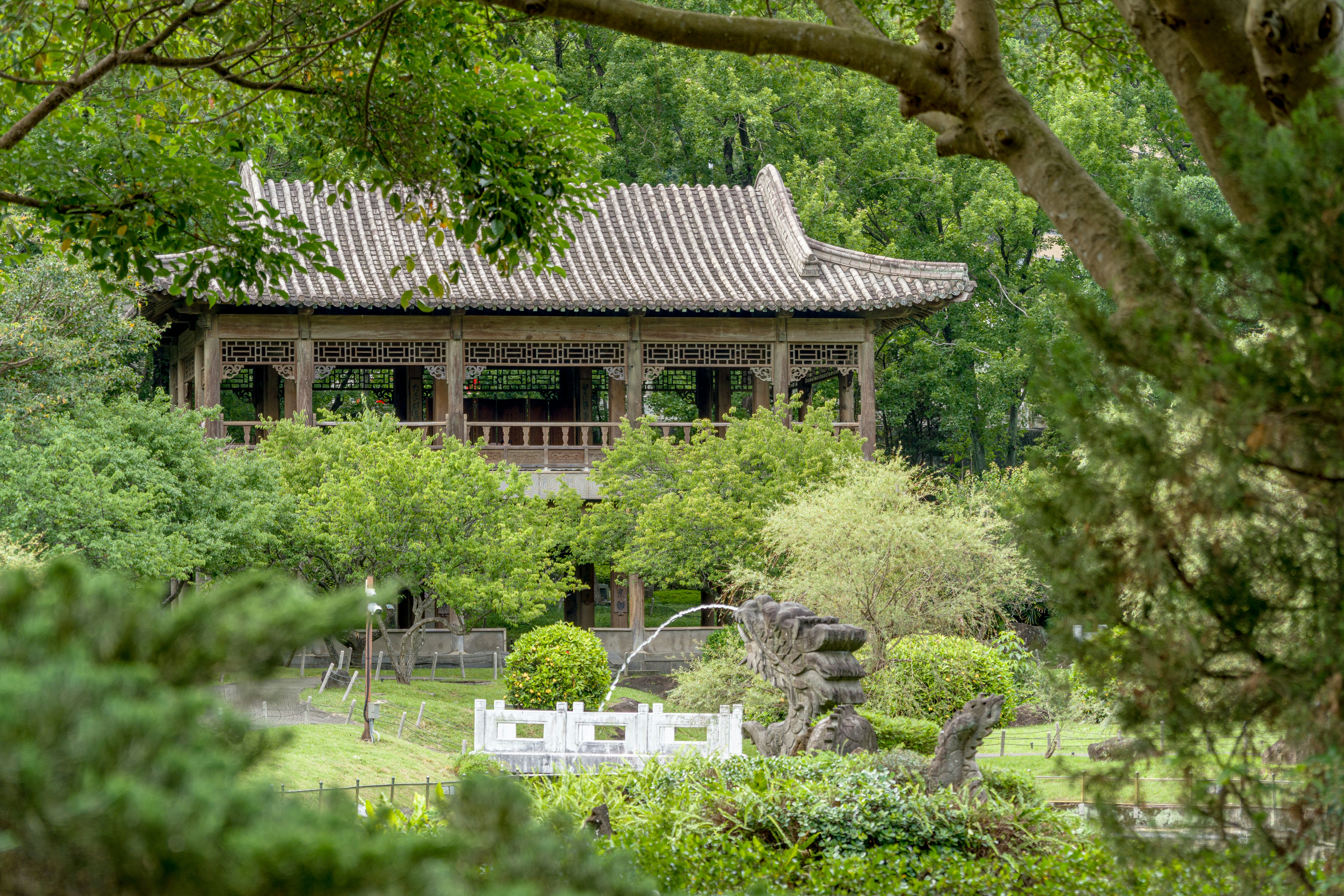 Traditioneller chinesischer Pavillon, umgeben von üppigem Grün