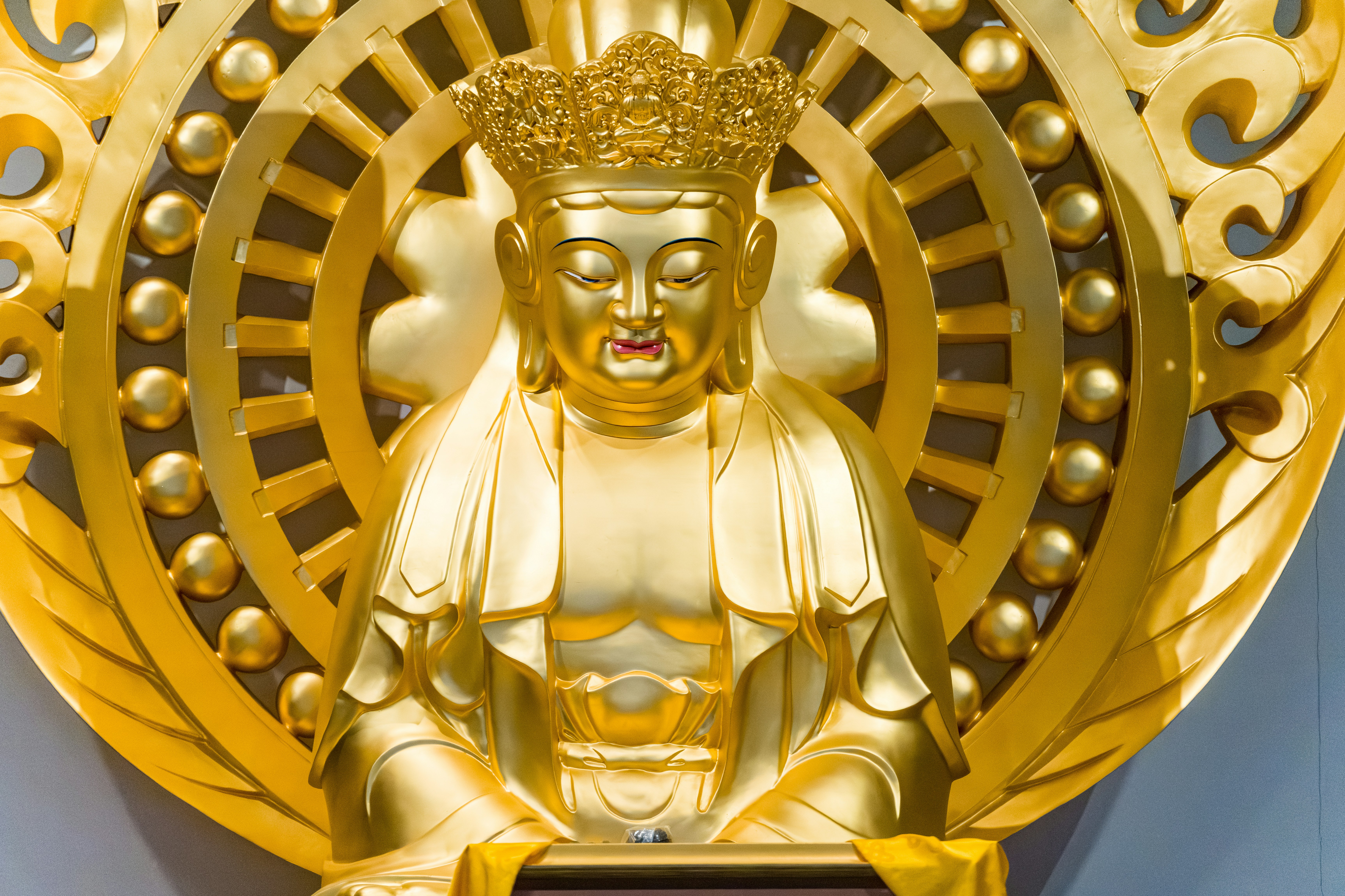Eine goldene Statue eines sitzenden Buddha
