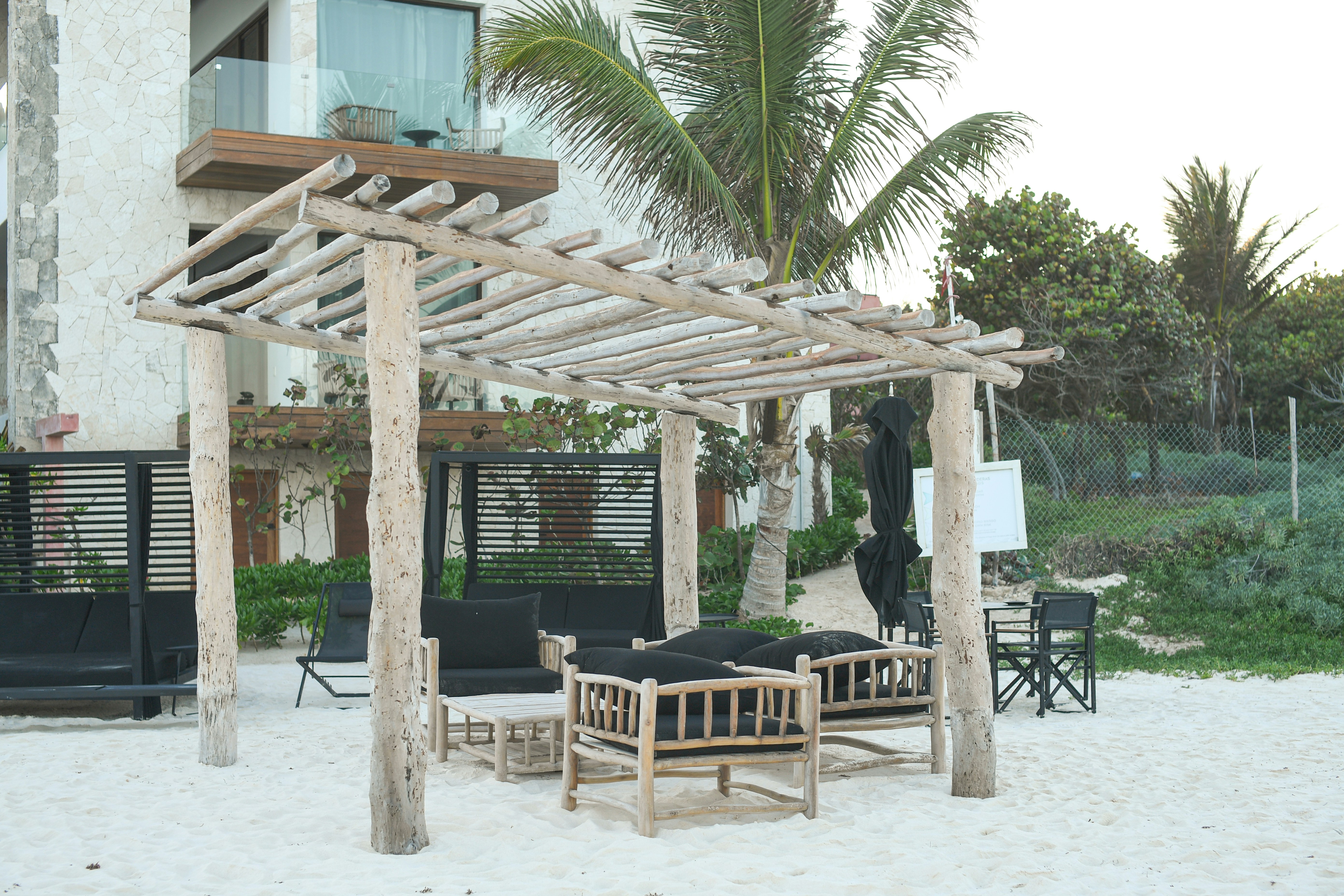 luxury tropical patio lounge, wallpaper, Tropical Bedding Sets for Outdoor Patio: Best Luxury Picks 6