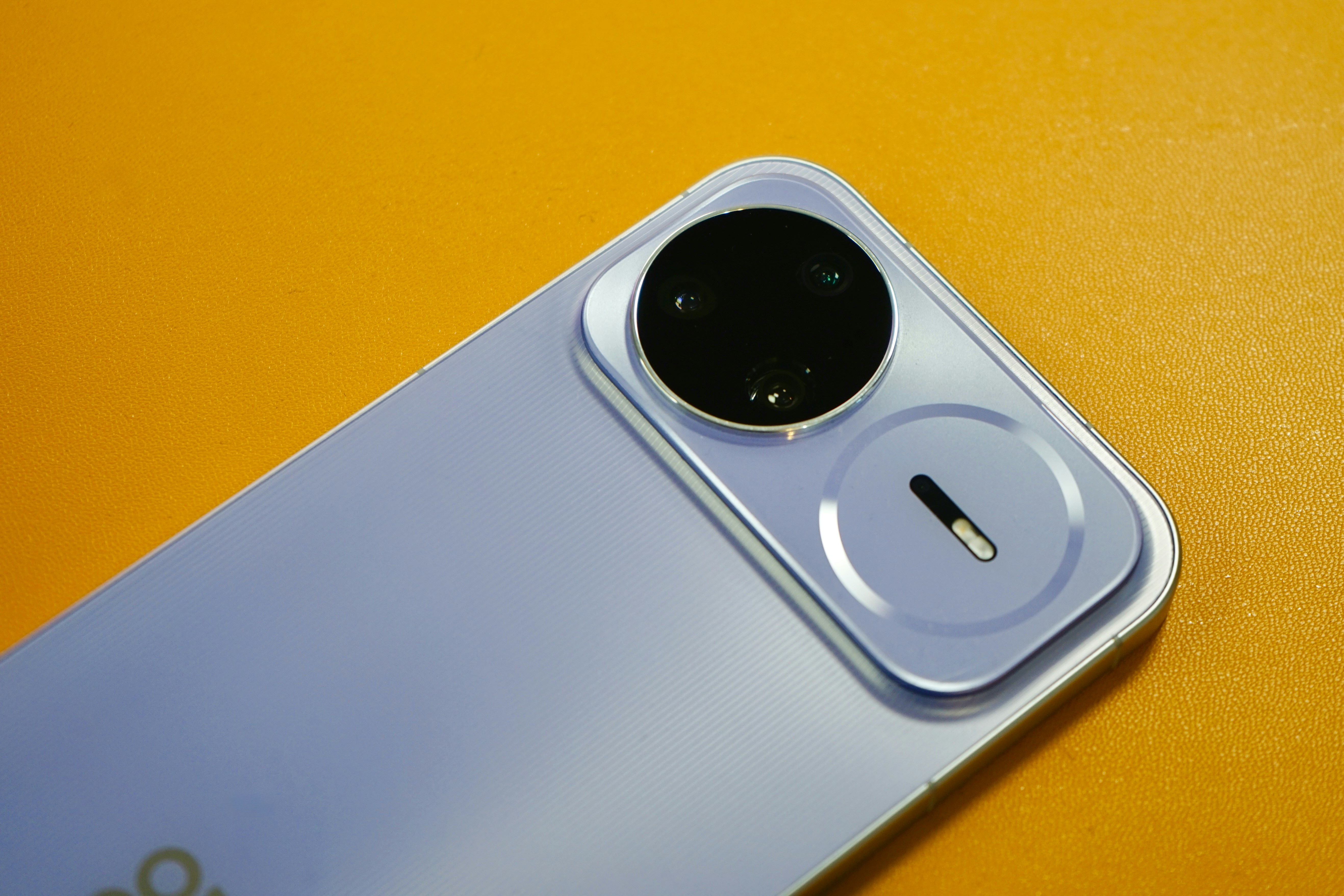 Gros plan sur un objectif d’appareil photo d’un smartphone moderne