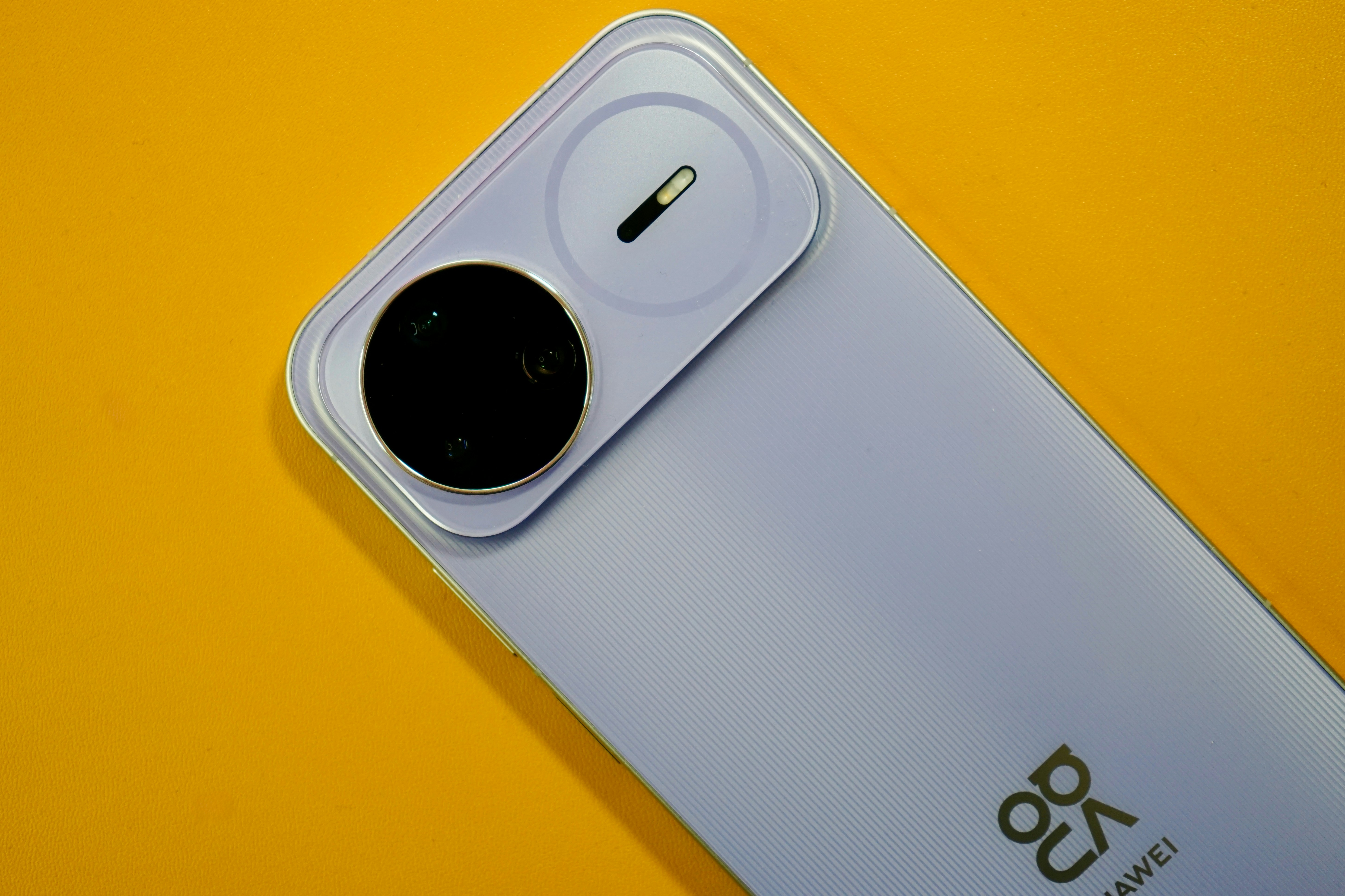 Appareil photo moderne violet pour smartphone et flash sur fond orange