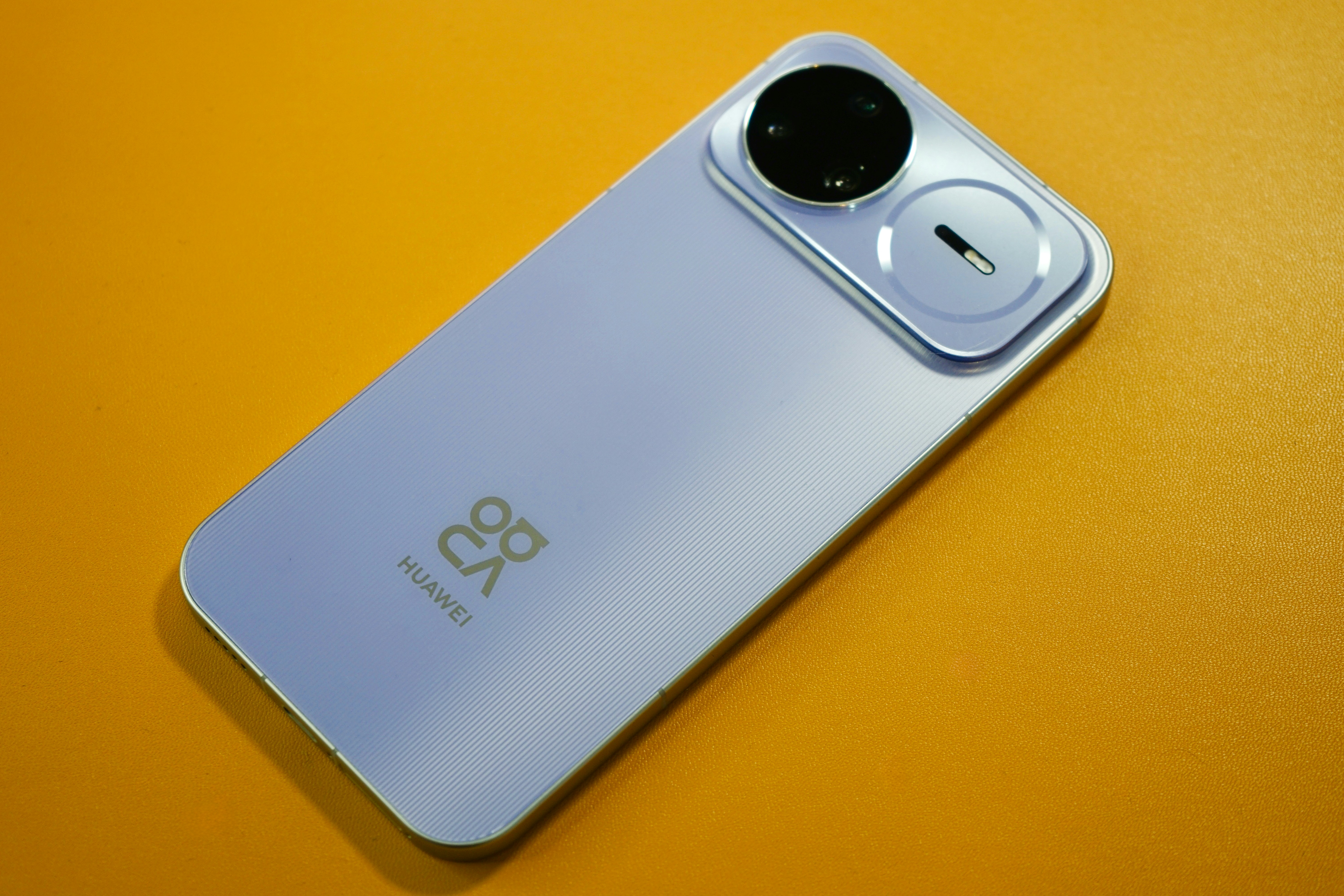 Un smartphone violet clair avec un design d’appareil photo distinctif.