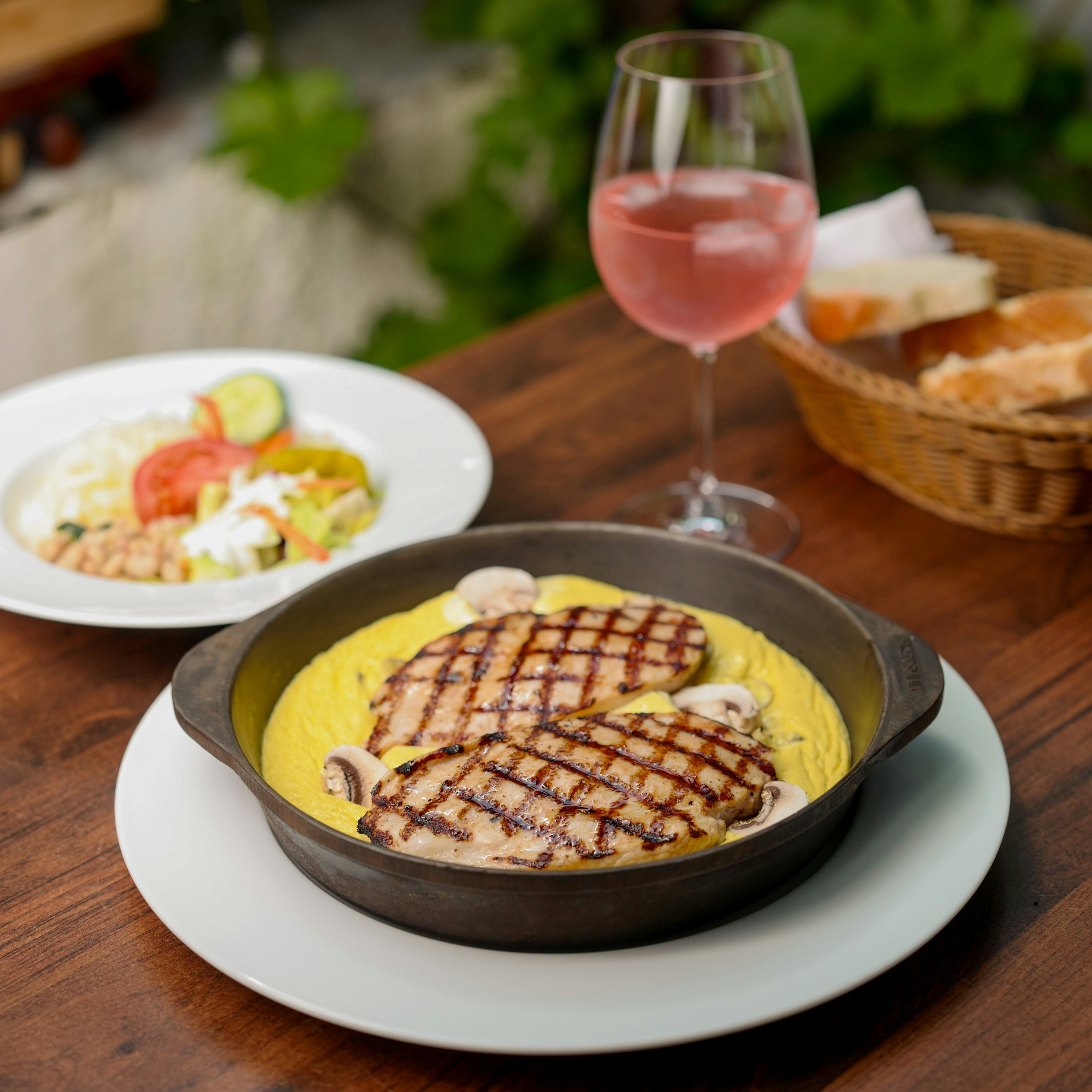 Pollo alla griglia con polenta cremosa e funghi