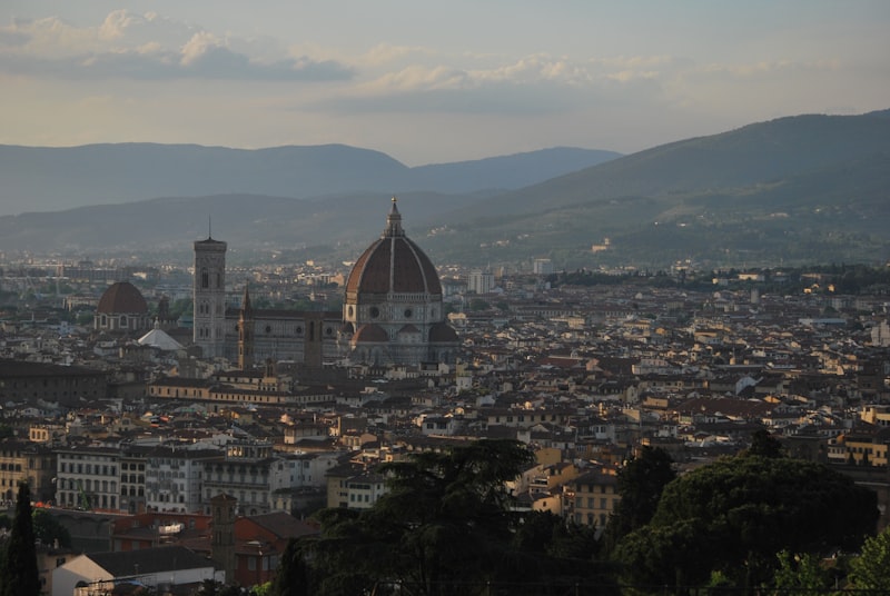 Firenze con il Duomo e le colline al tramonto