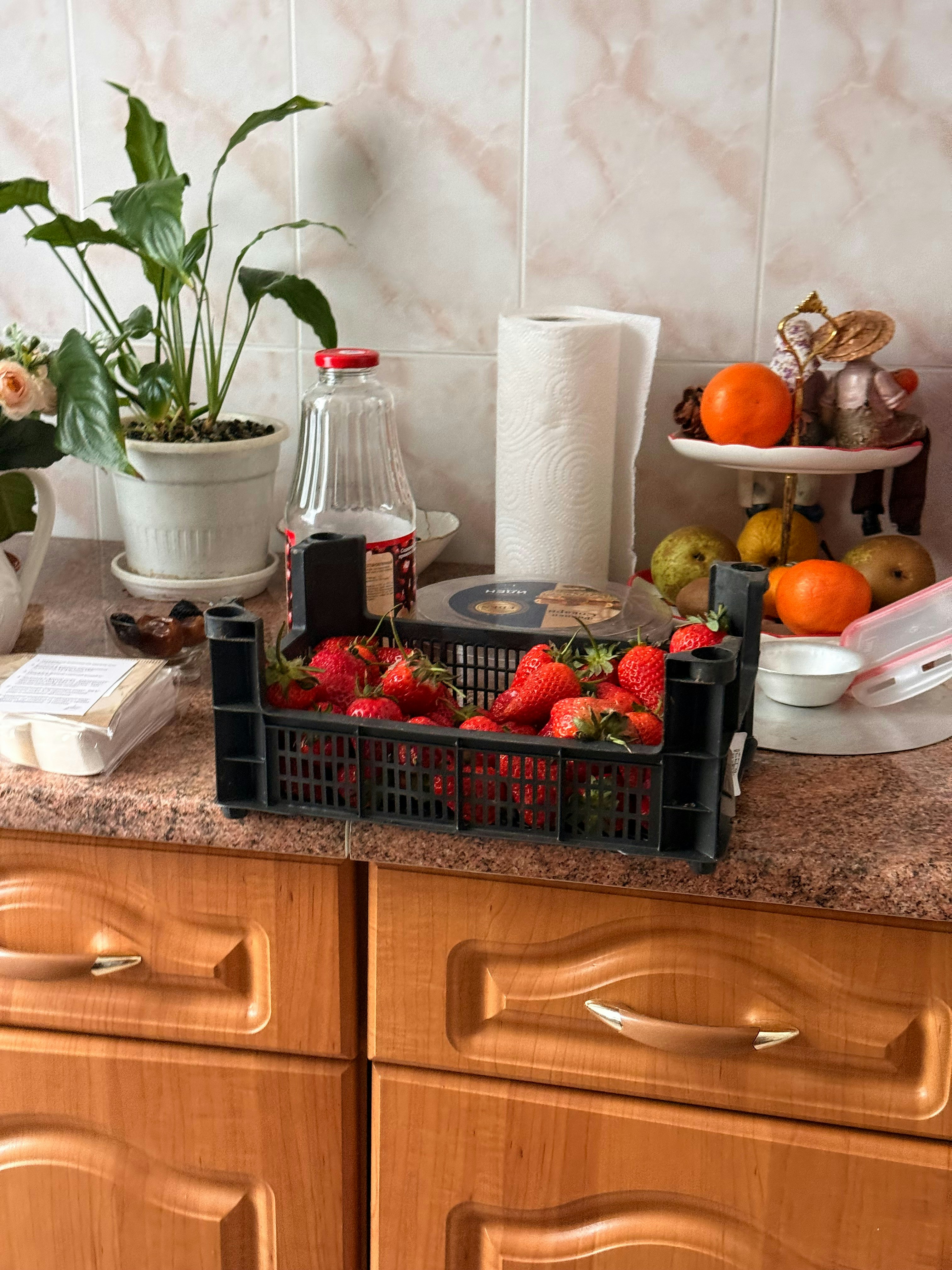 Reusable product quality shown through durable food containers in everyday kitchen use