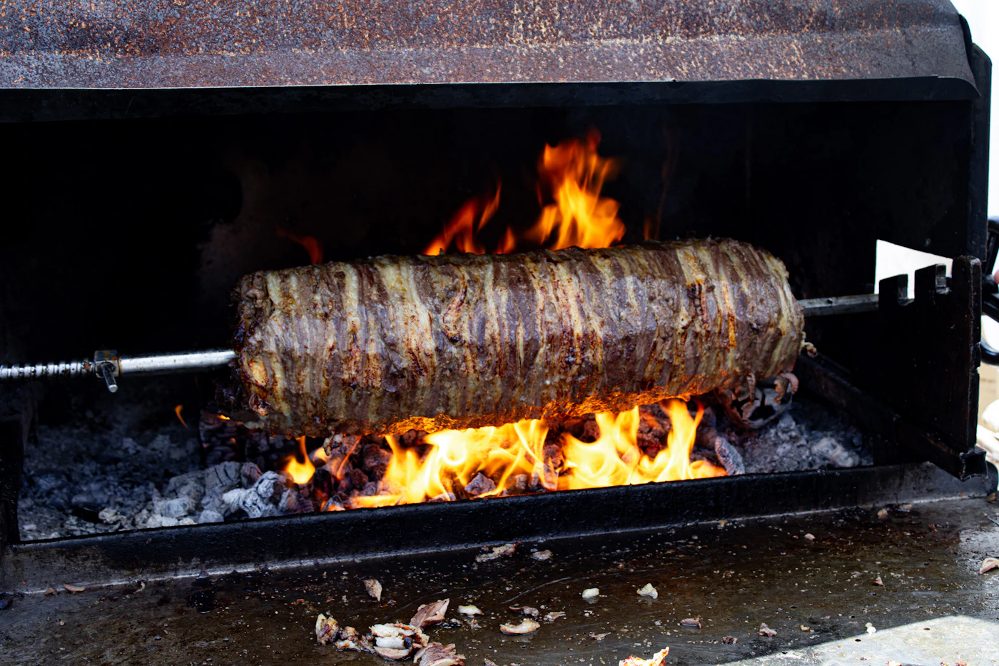 Goldenes Döner-Fleisch, frisch über glühender Kohle gegrillt