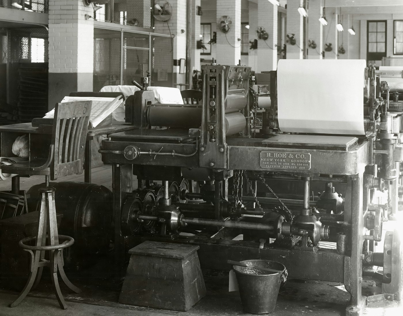 Historische Druckmaschine in einer Werkhalle