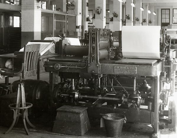 Historische Druckpresse in einer Werkstatt