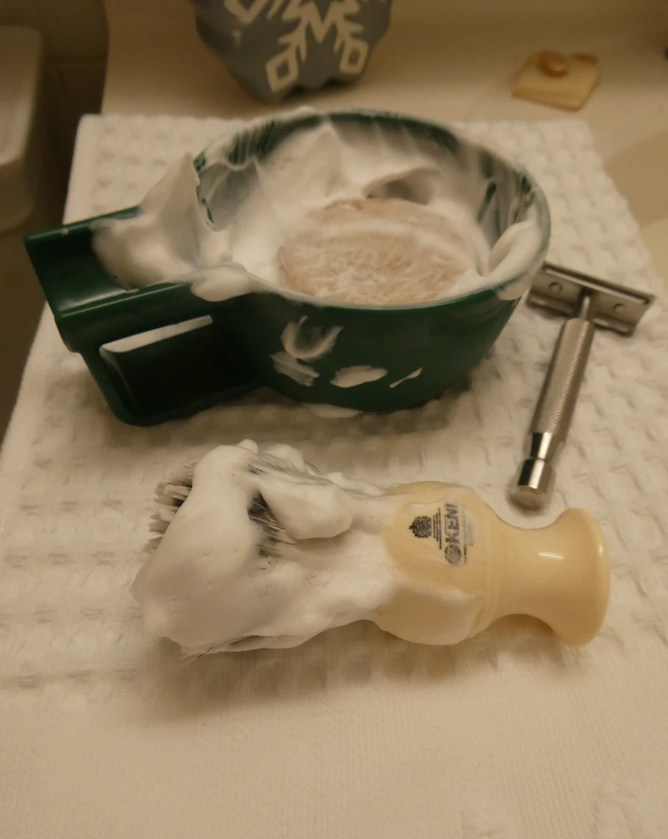 Bol à raser, blaireau et rasoir avec de la mousse