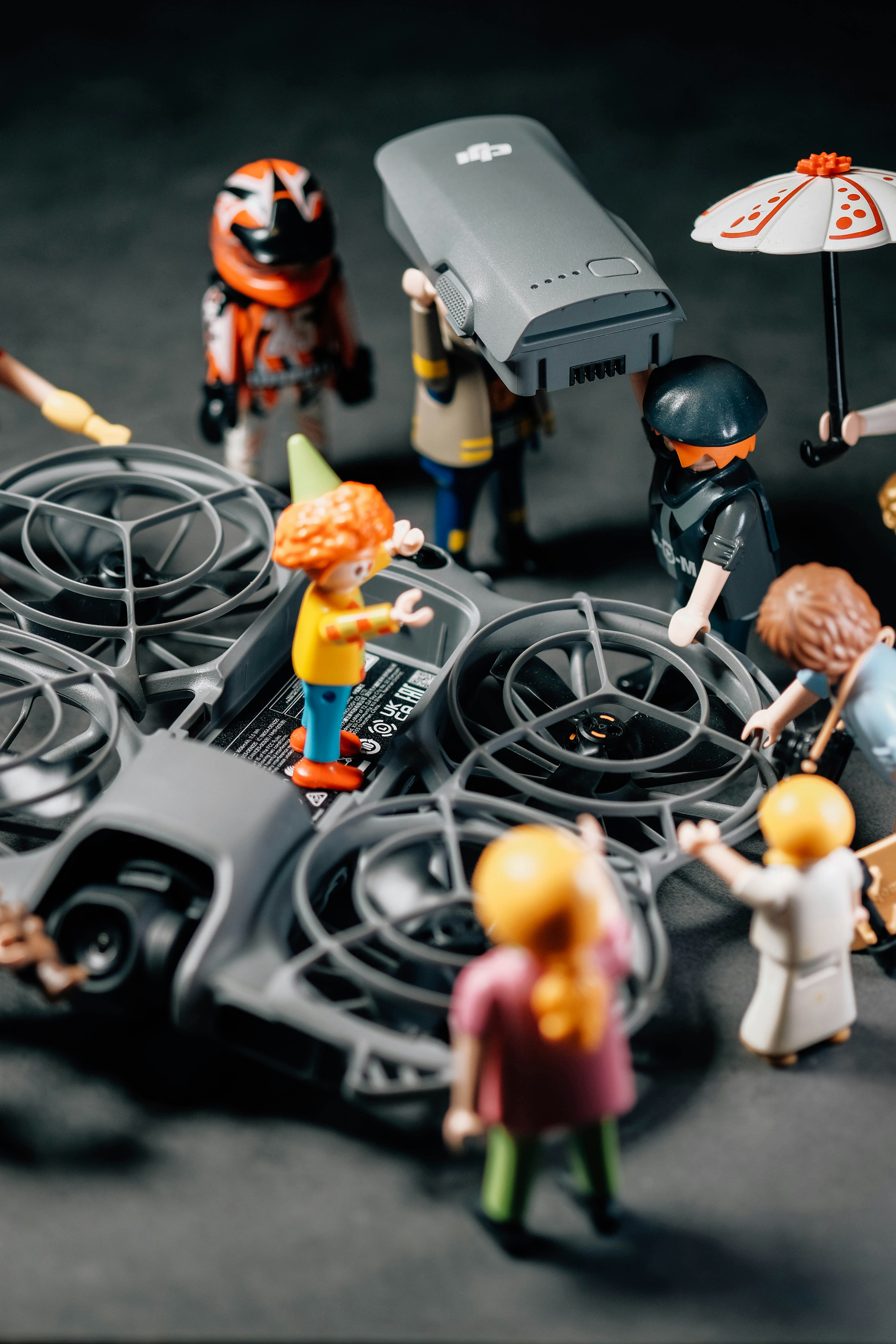 Des figurines Playmobil entourent un drone cassé