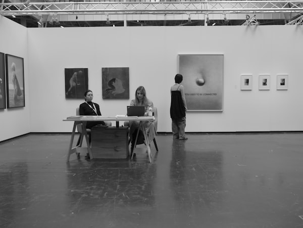 Galerieraum mit klarer Präsentationsfläche
