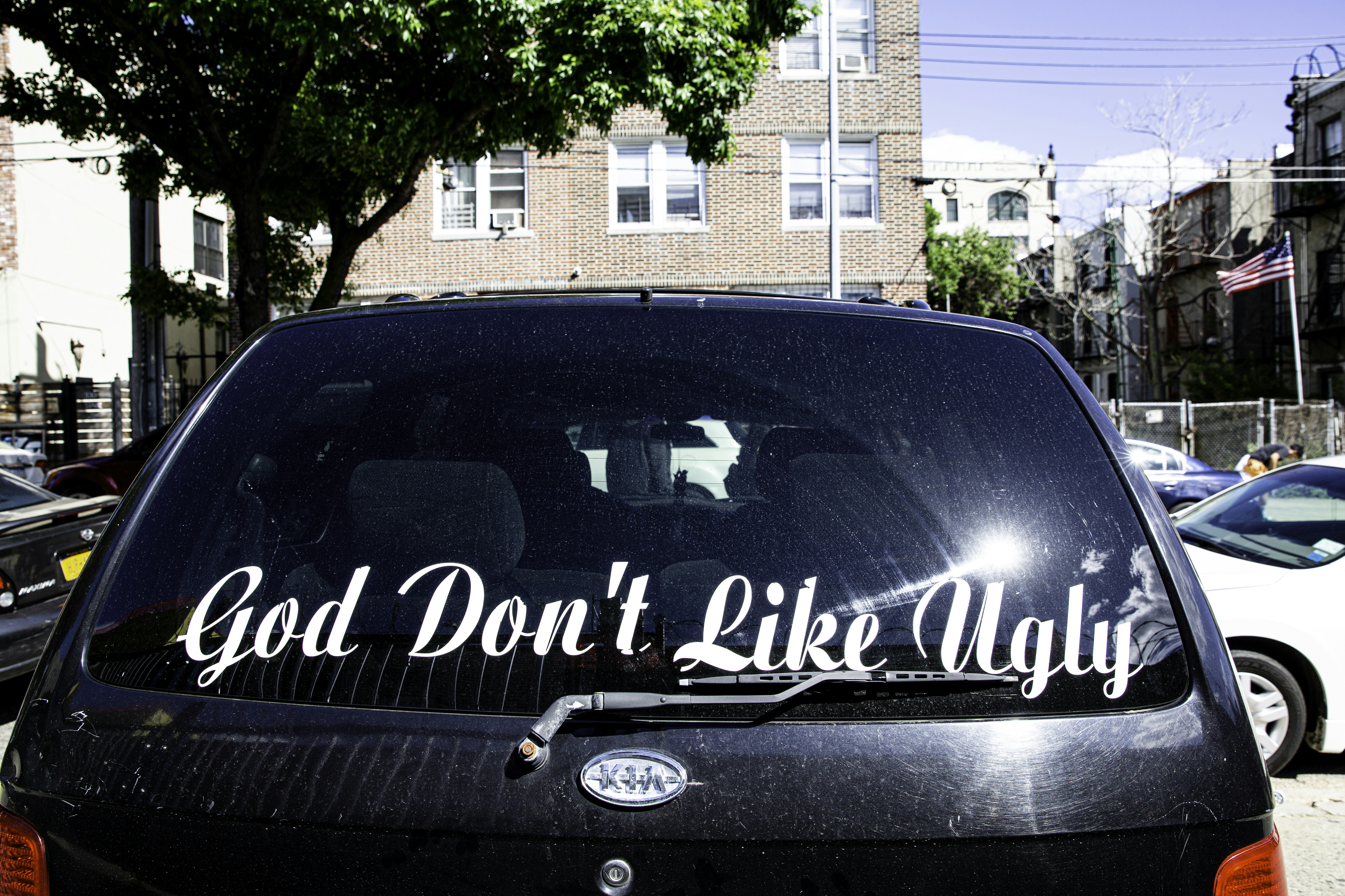 신은 차 창문에 못생긴 스티커를 좋아하지 않는다