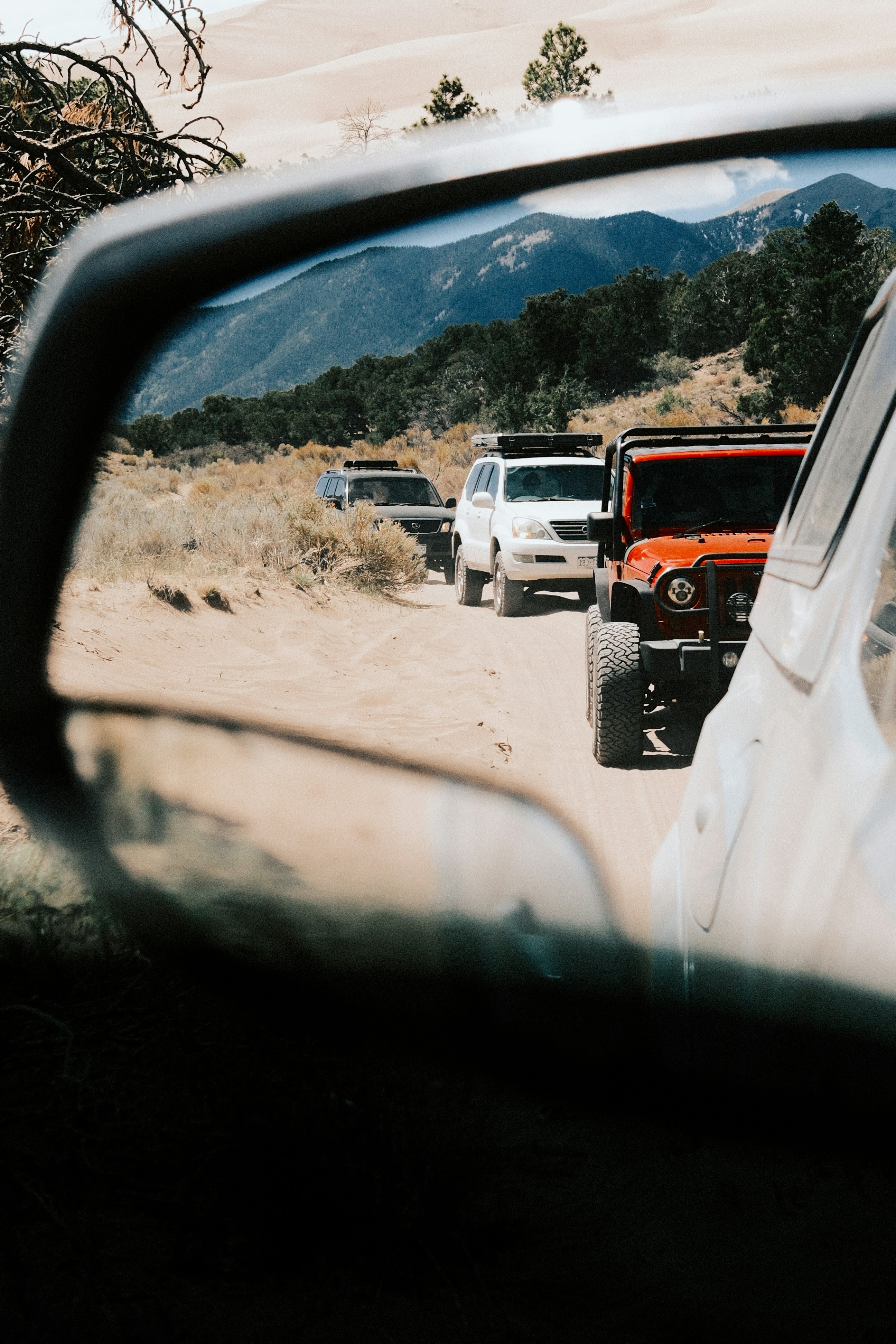 Veículos off-road dirigindo em estradas de terra