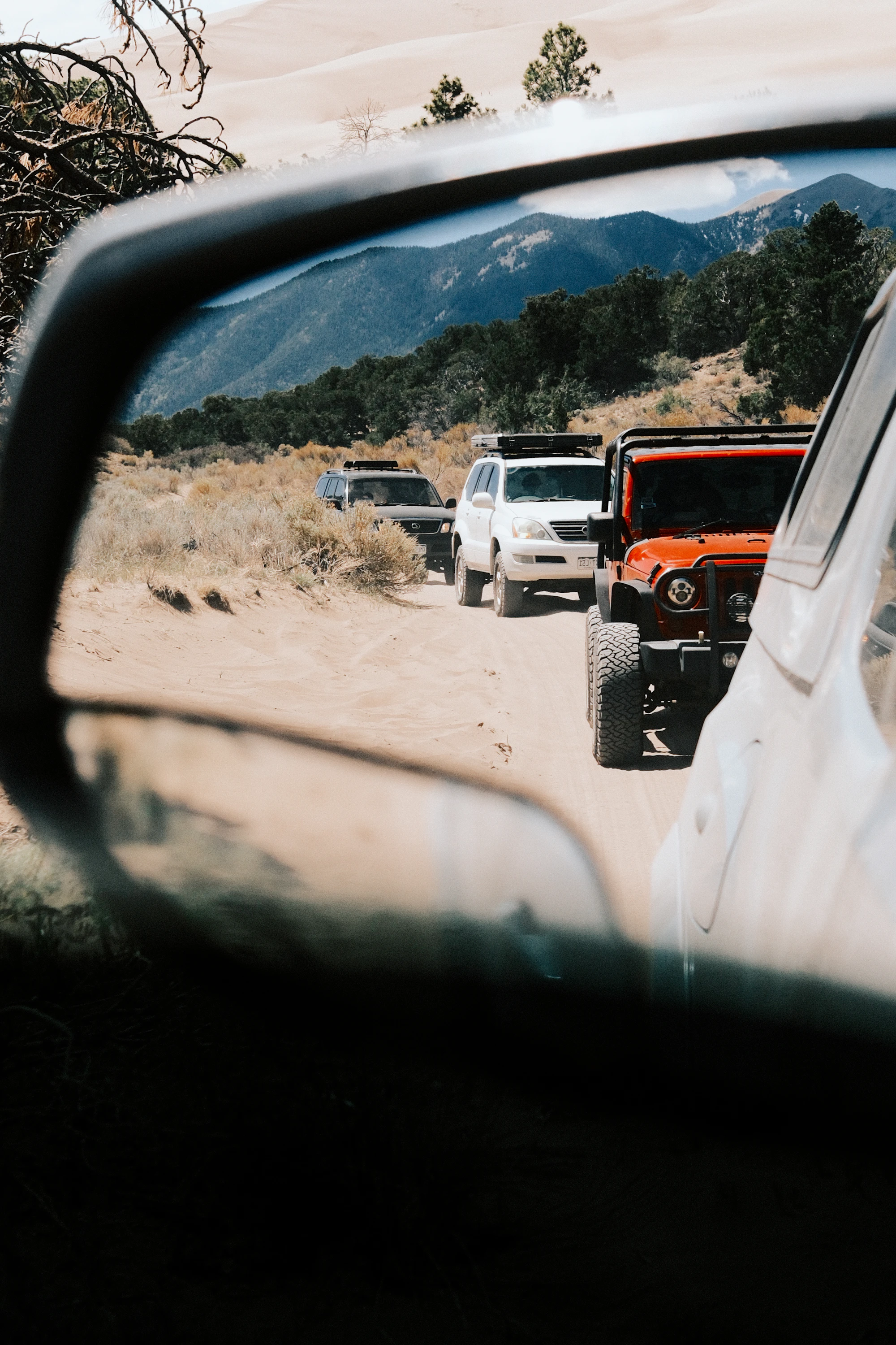Off-road vehicles in convoy