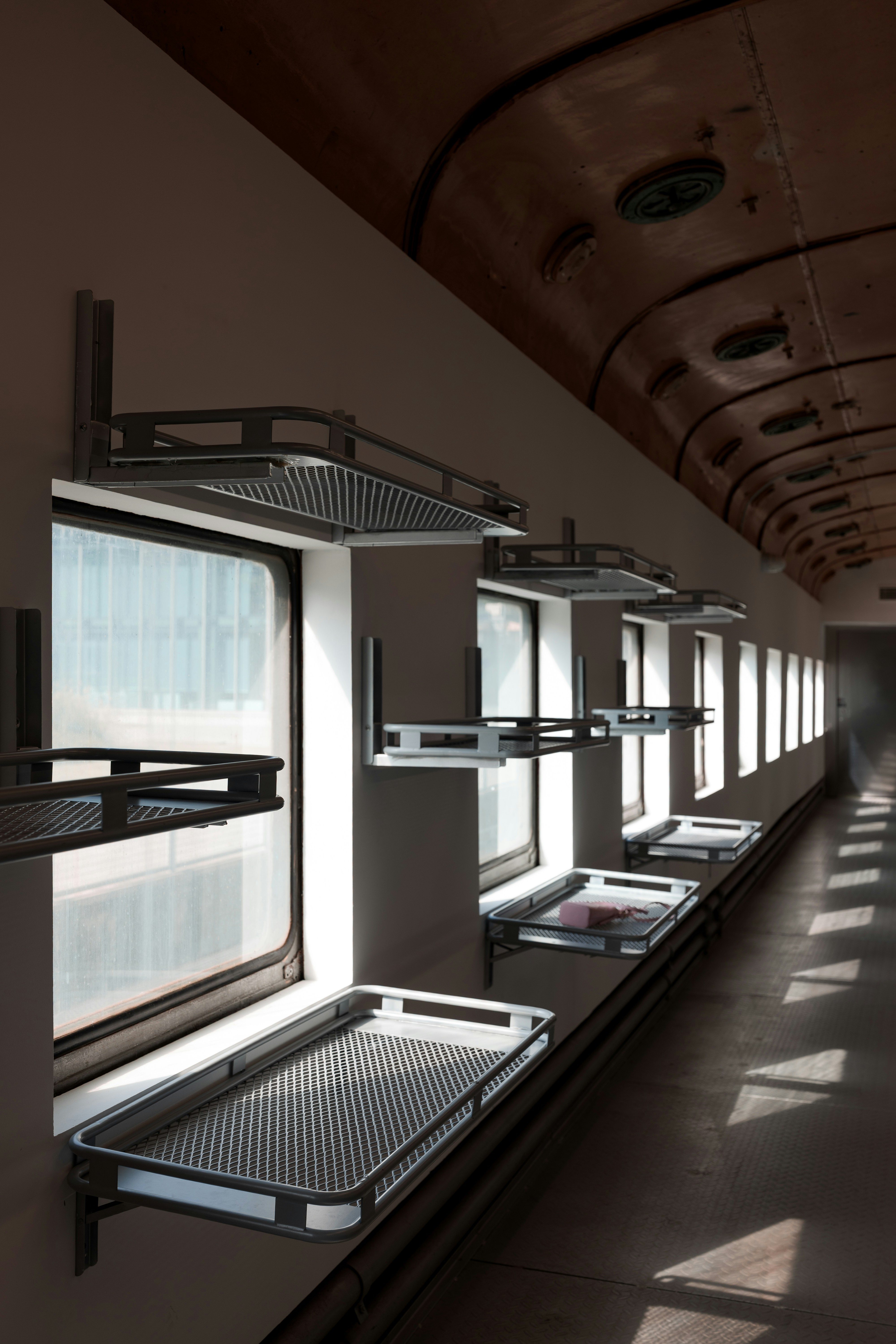 Interior vazio do vagão de trem com fileiras de janelas