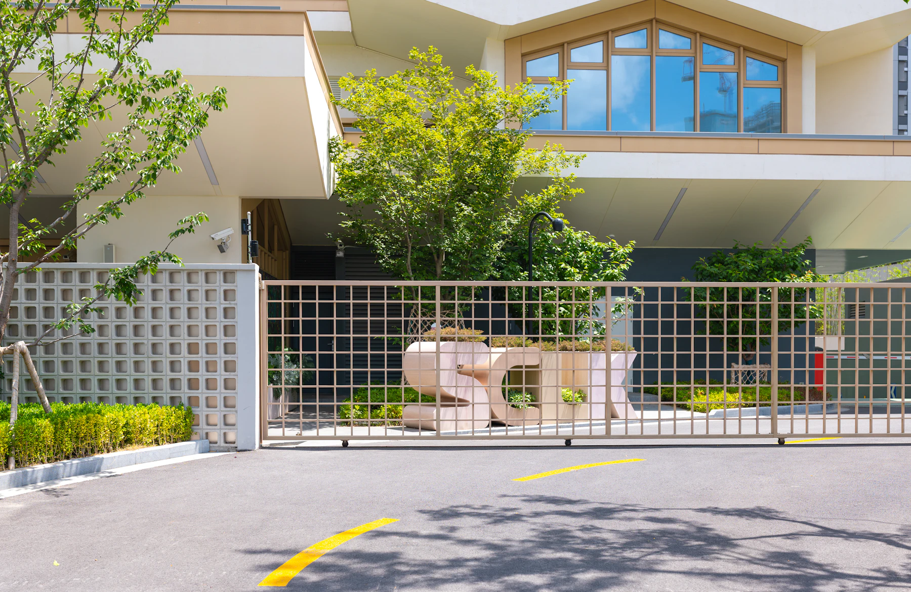 Portão metálico moderno em acesso residencial