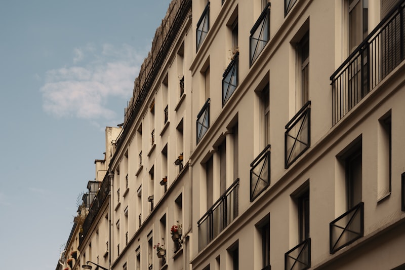 Fassade eines Wohngebäudes mit vielen Balkonen