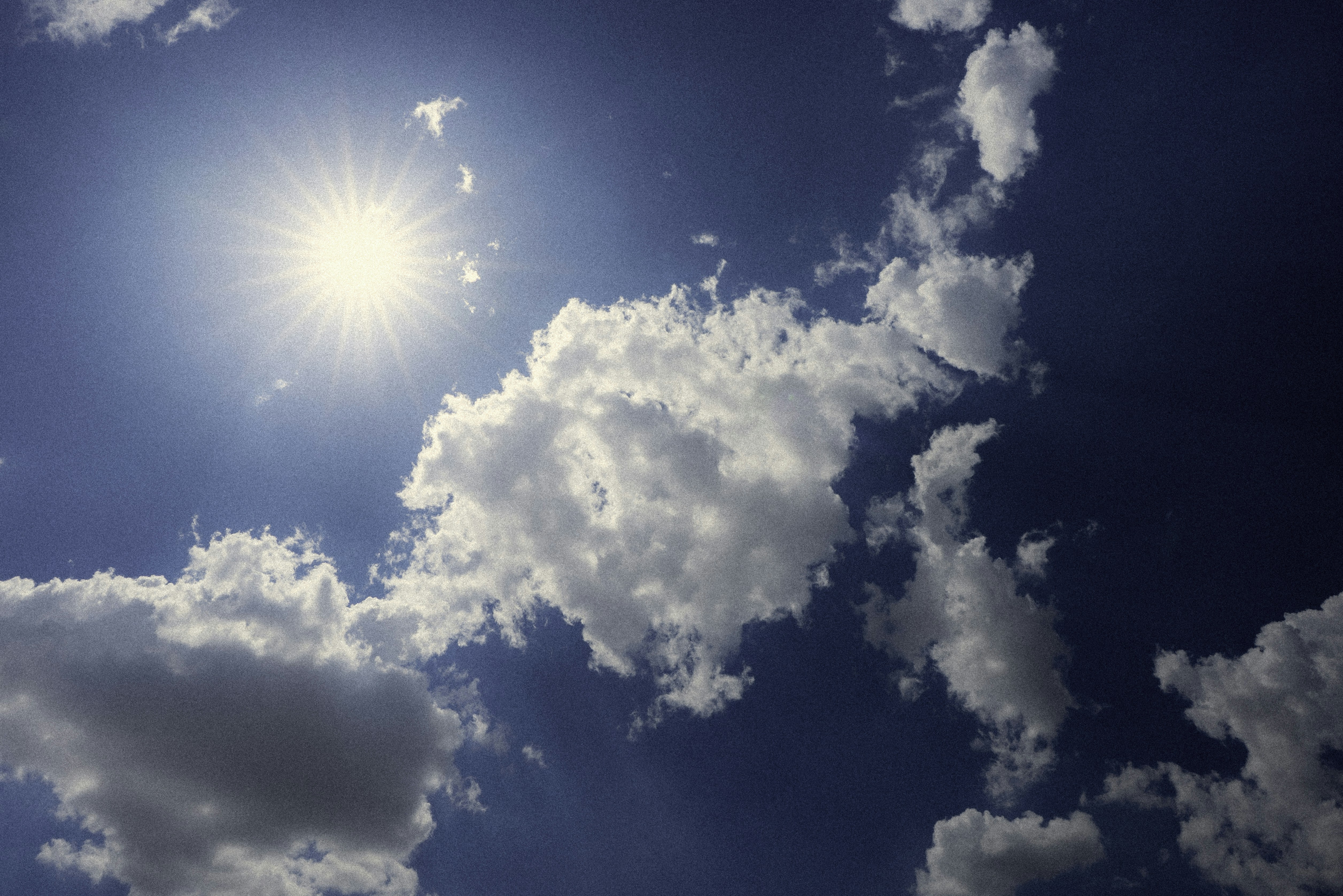 Why Sunscreen Is Crucial Even On Cloudy Days, wallpaper, Sunscreen on Cloudy Days: Why Your Skin Needs Protection 6