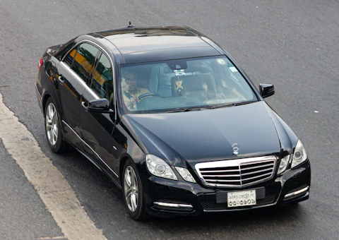 Mercedes Classe E noire, berline utilisée pour la location de voiture avec chauffeur à Rabat