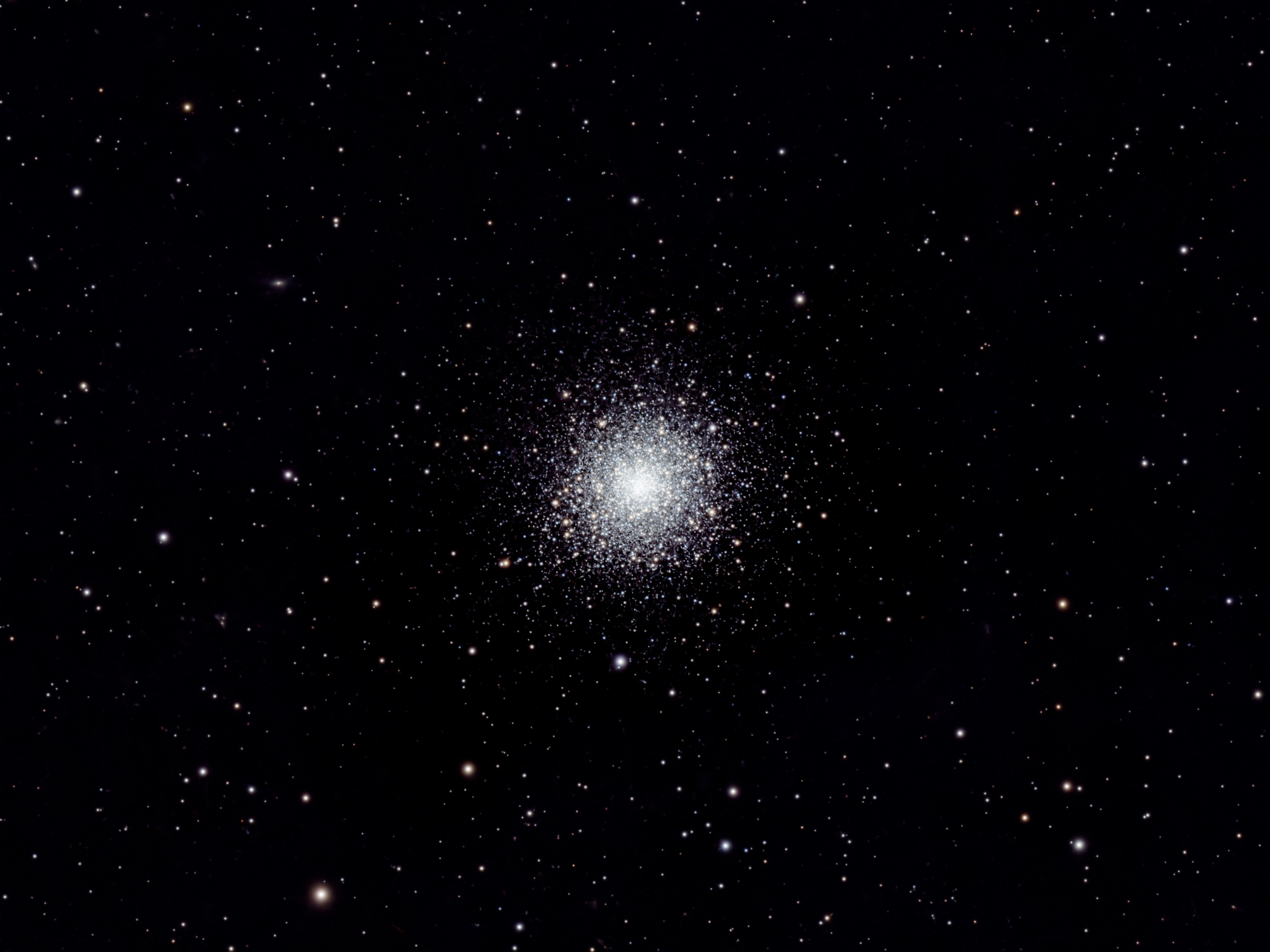 Um denso aglomerado globular de estrelas no espaço