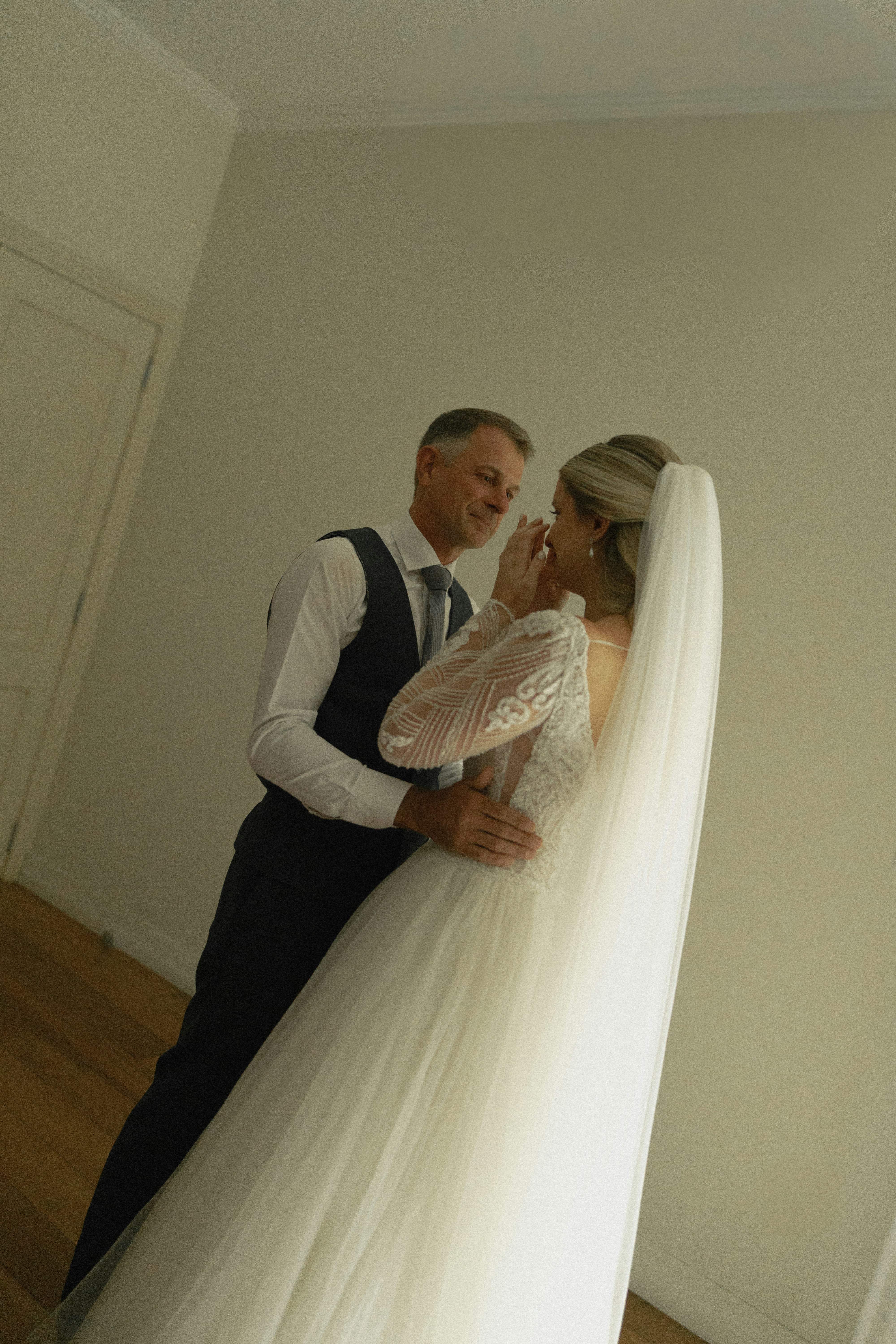 O casal de noivos compartilha um momento terno.