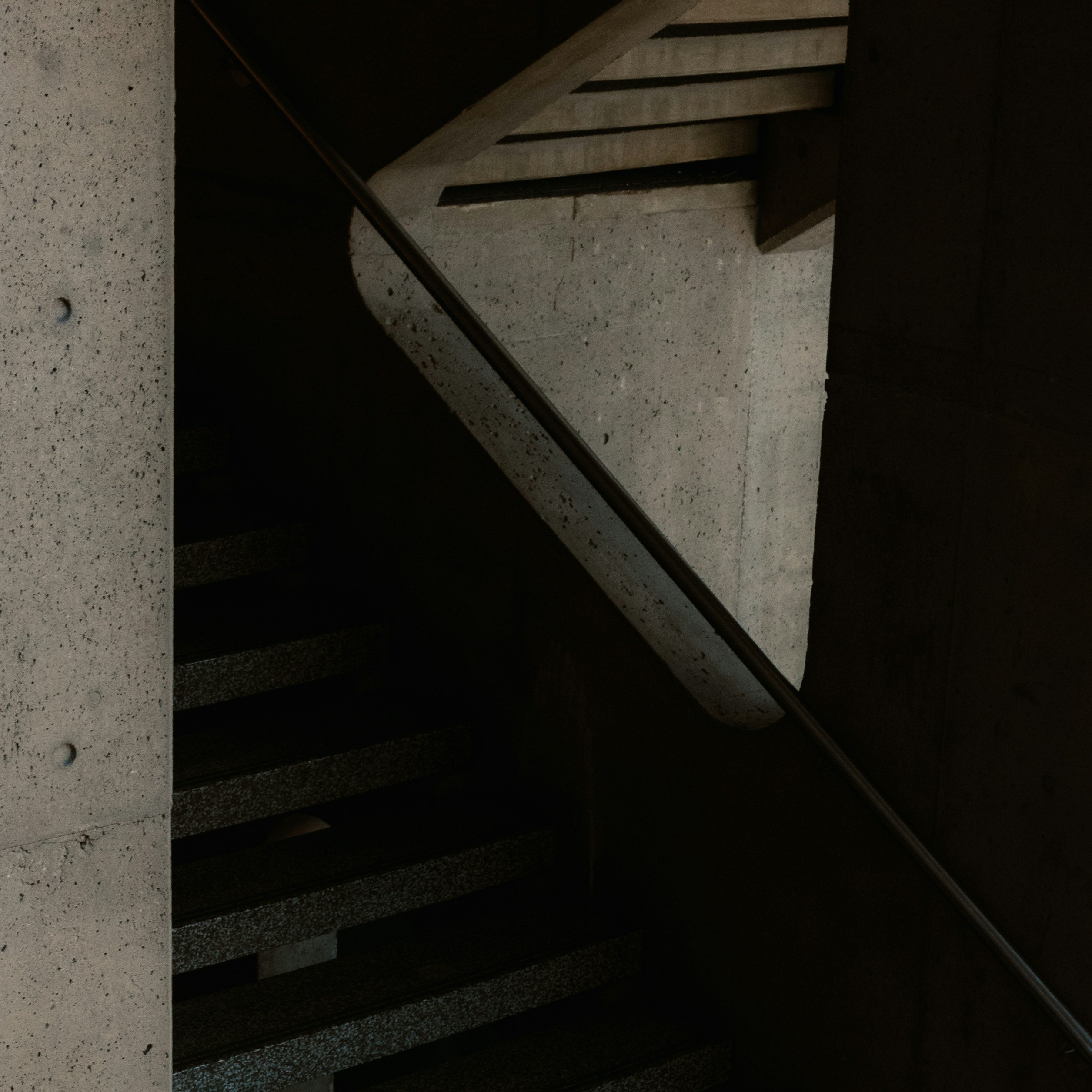 Betontreppe mit dunklen Schatten und Geländer