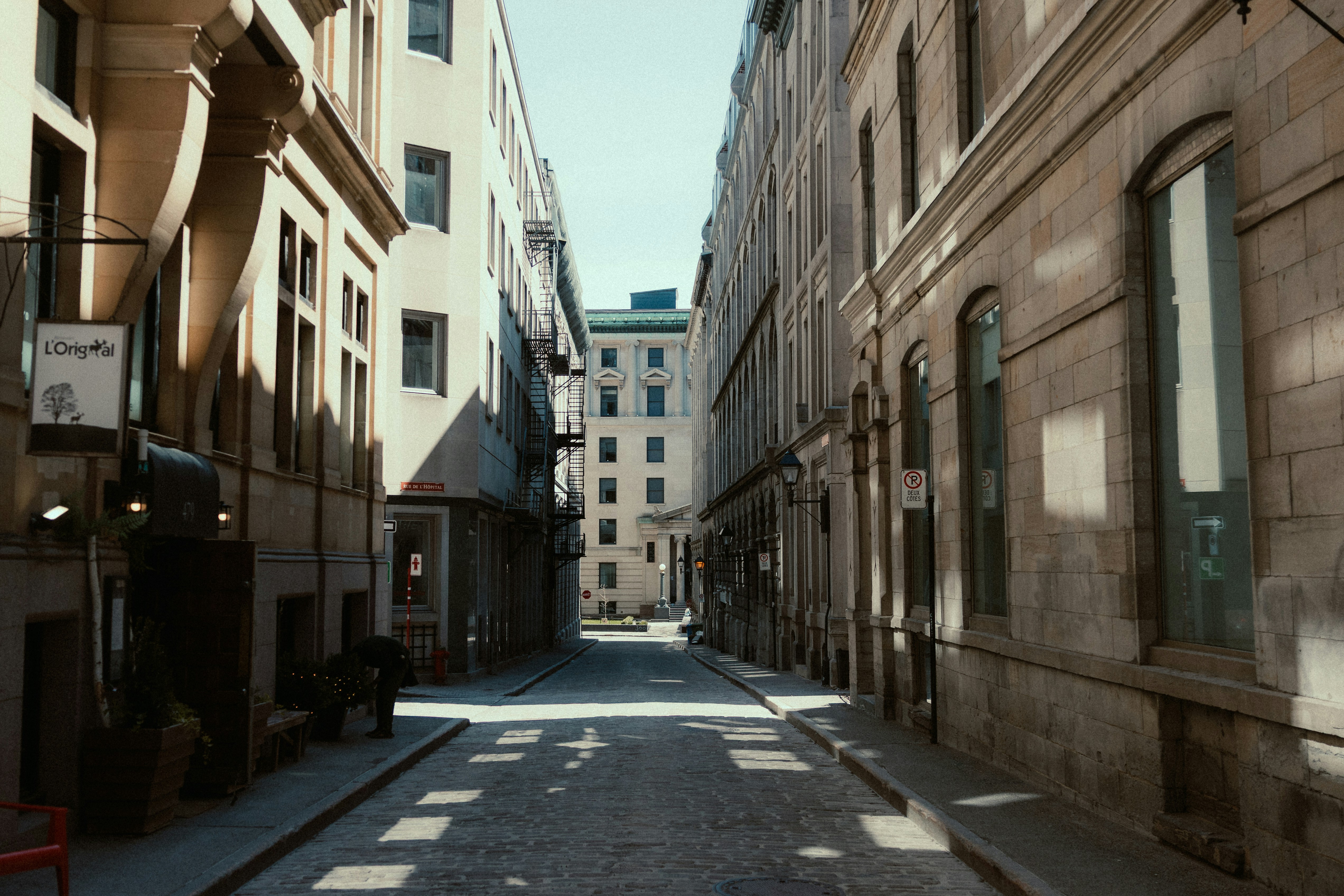 Stretta strada acciottolata tra edifici antichi