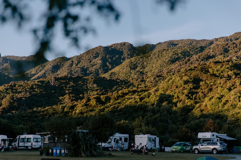 Camping campervan menghadap pegunungan ala wisata Ciwidey