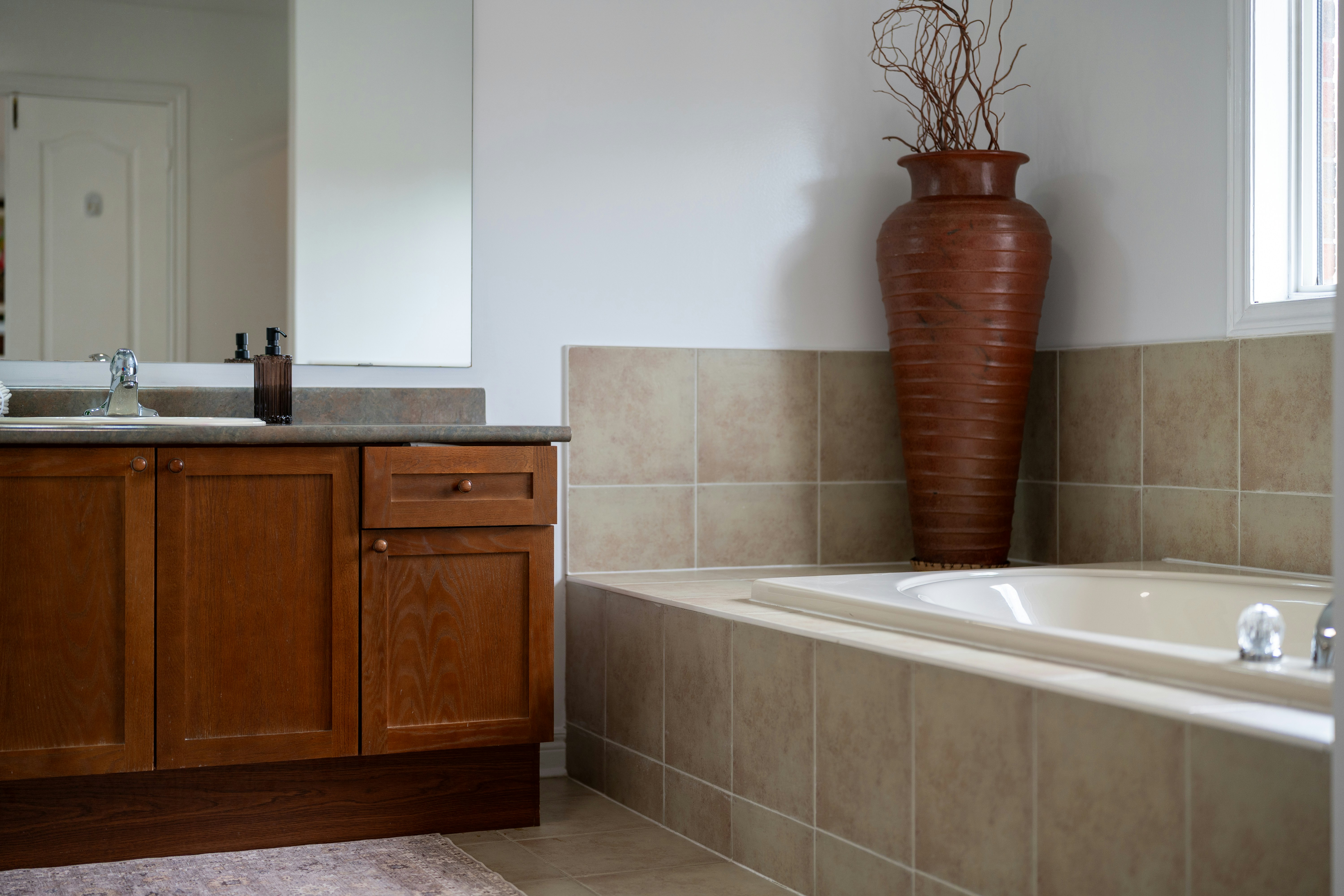 Un bagno moderno con lavabo in legno e vasca da bagno.