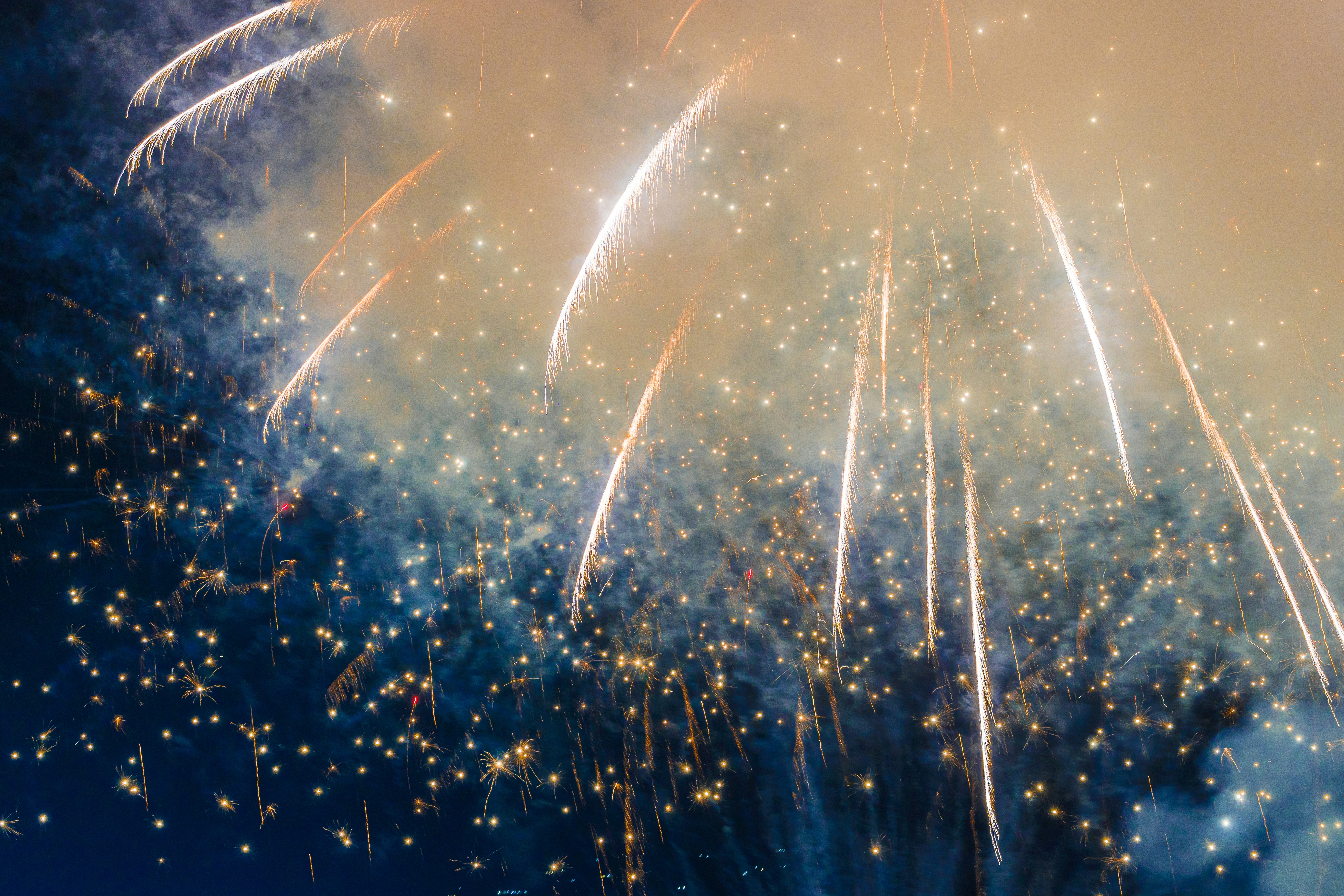 Helles Feuerwerk, das an einem dunklen Nachthimmel explodiert