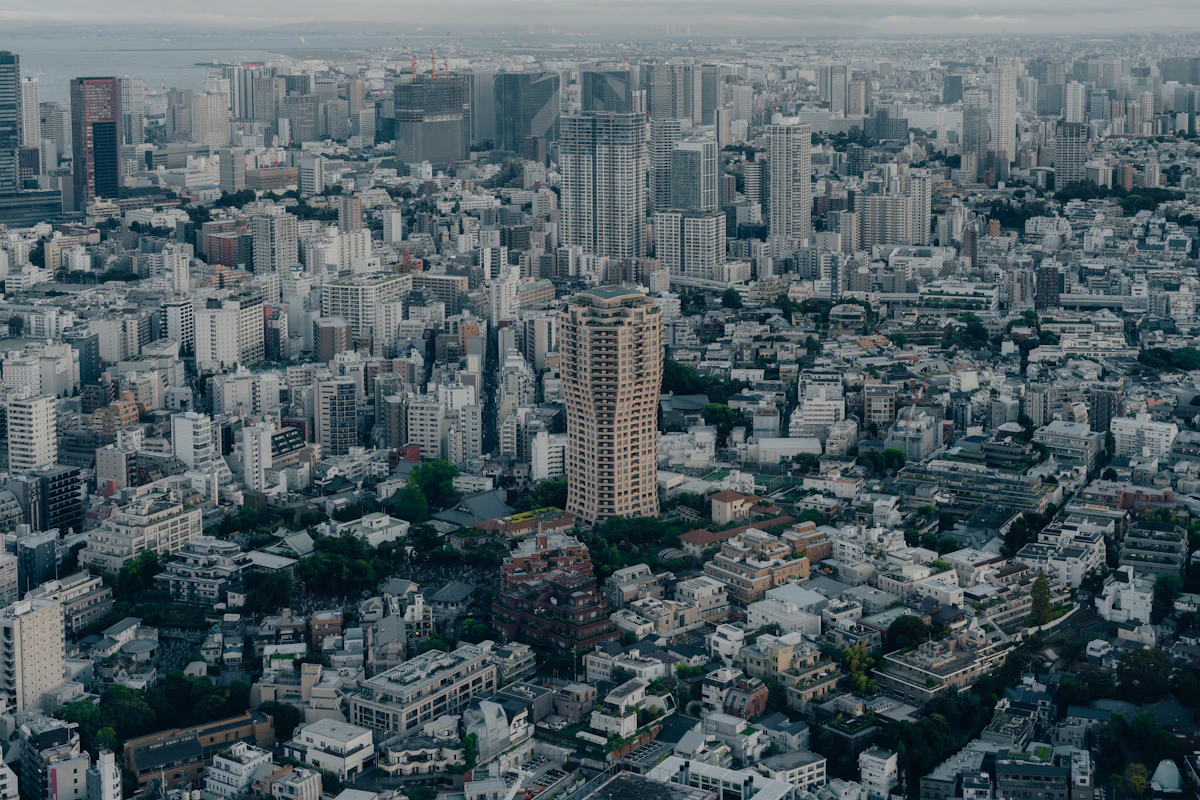東京の高層ビルが立ち並ぶ街並みの写真
