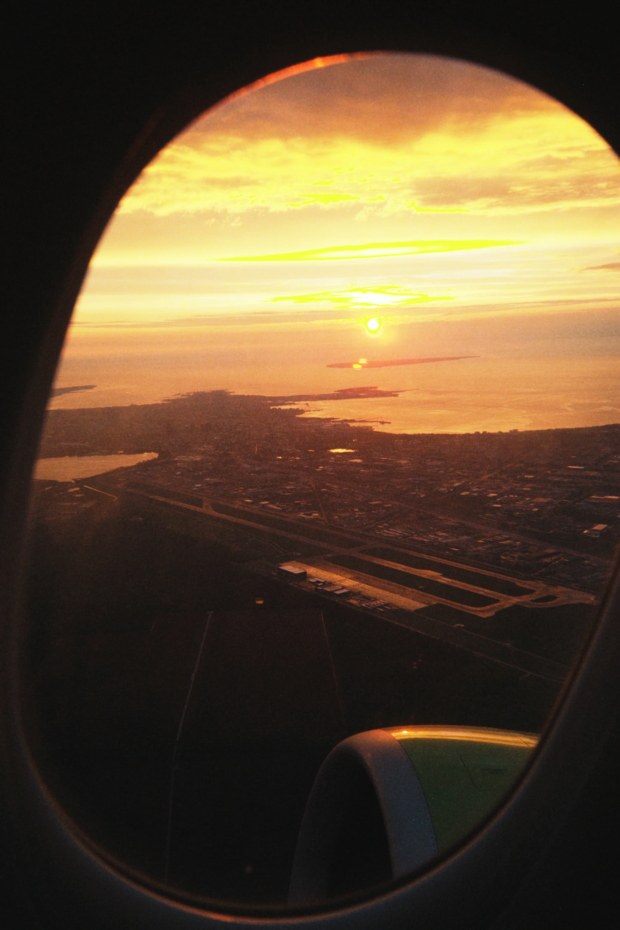 Sonnenaufgang über einer Küste aus dem Flugzeug gesehen