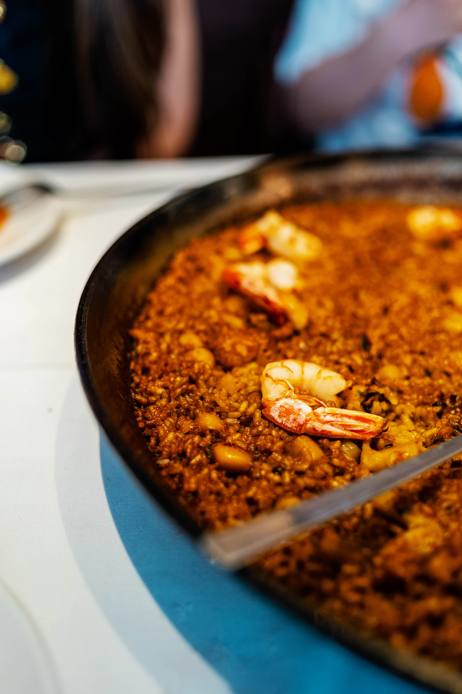 Paella de marisco servida junto al Mediterráneo