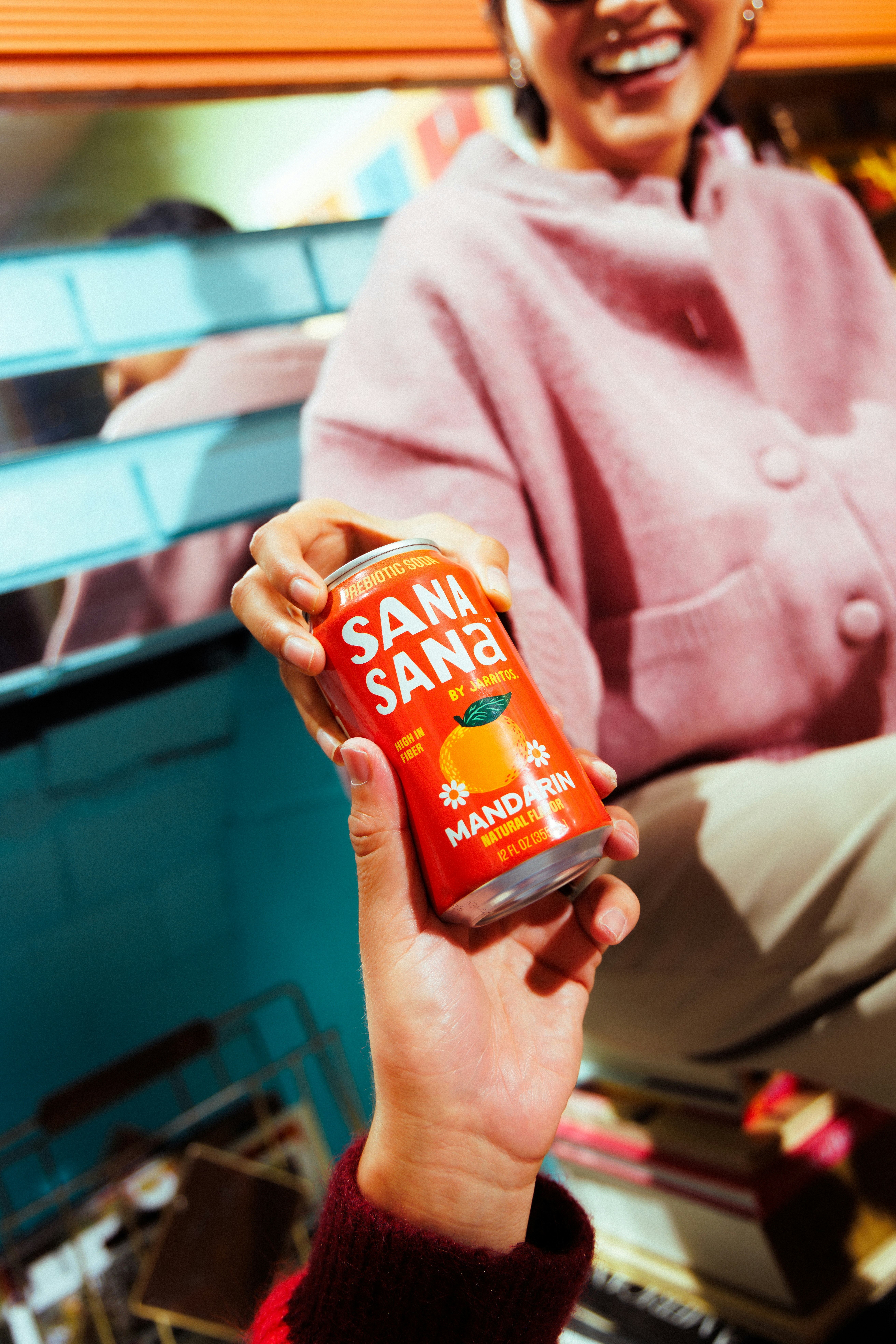 Una persona sostiene una lata de mandarina sana sana de naranja.