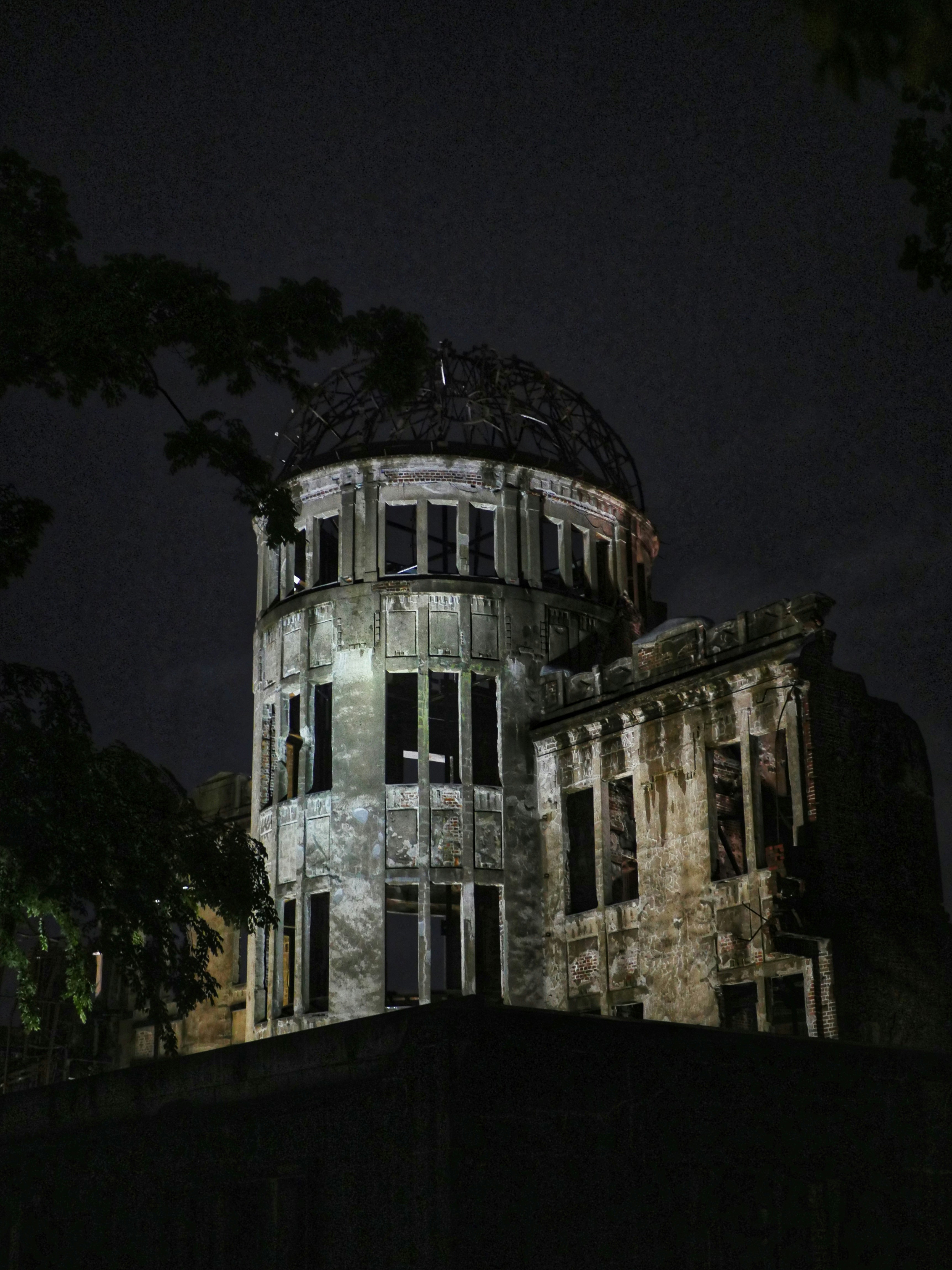 La cúpula de la bomba atómica en Hiroshima iluminada por la noche.
