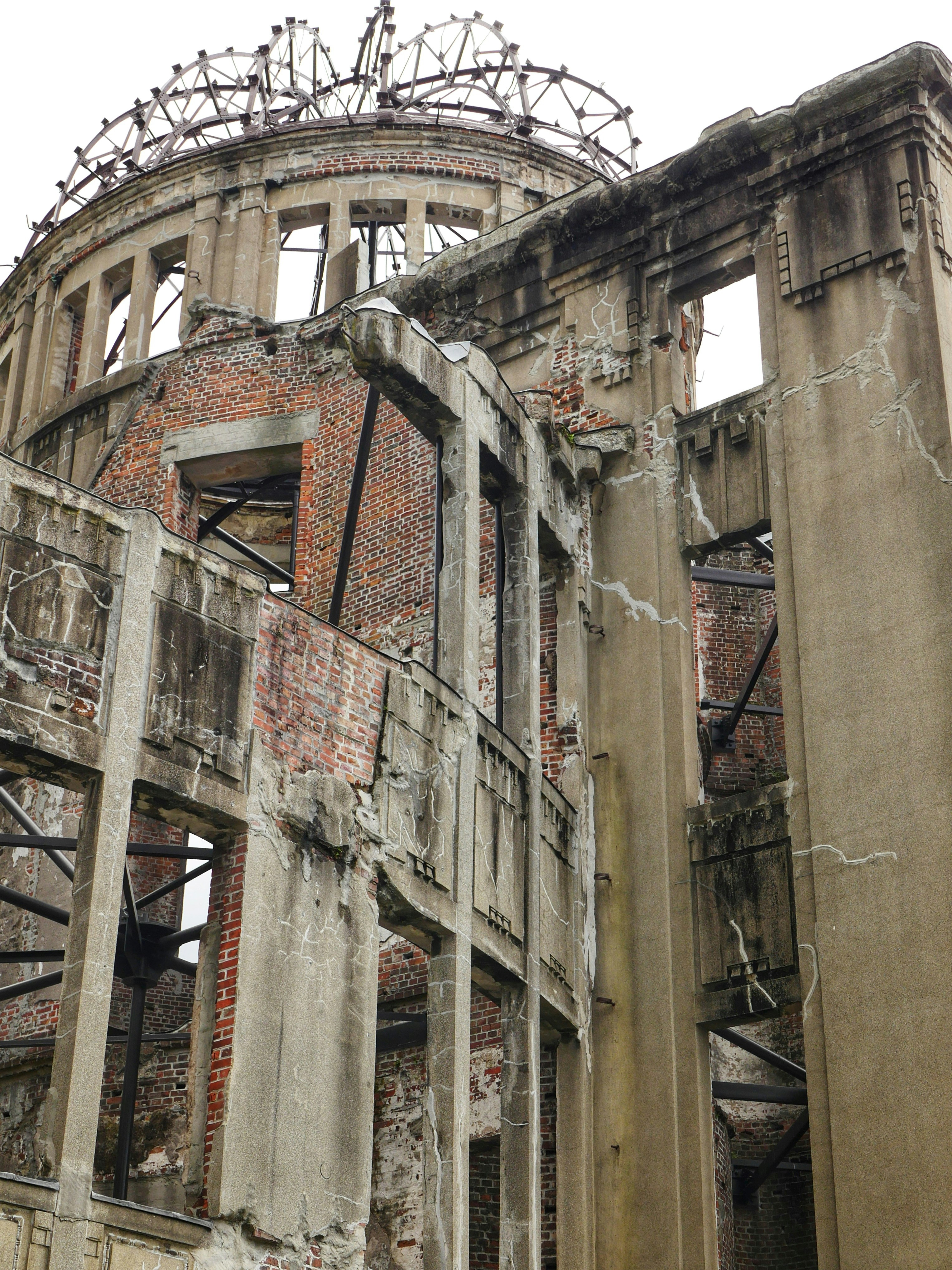 Edificio en ruinas con estructura de ladrillo y metal visto.